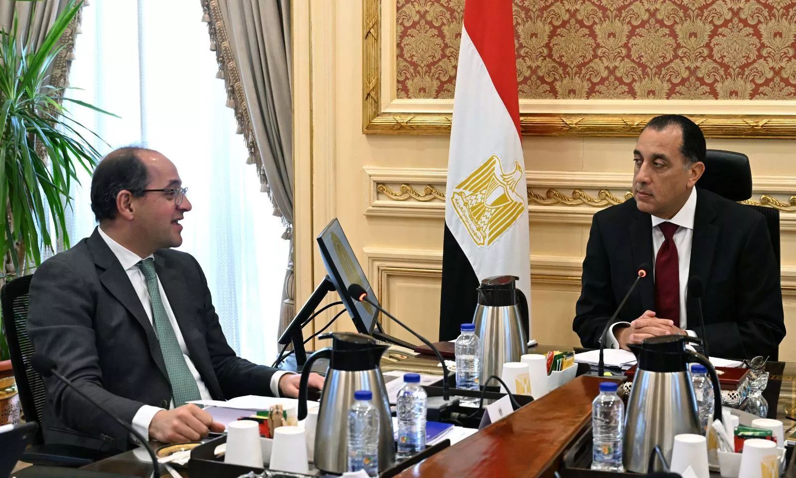 رئيس الوزراء مع وزير المالية 