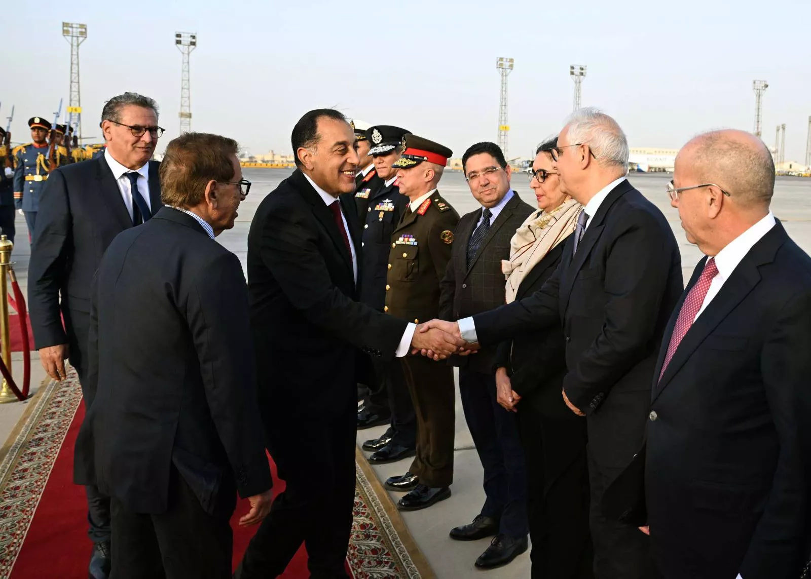 رئيس الوزراء يستقبل نظيره المغربي في مطار القاهرة الدولي
