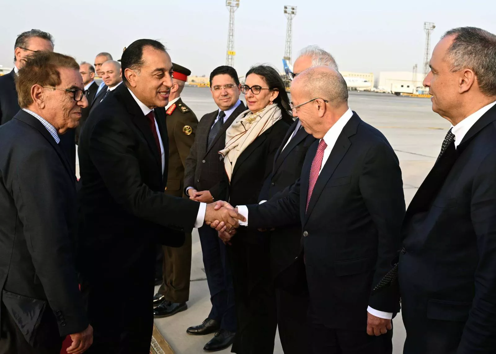 رئيس الوزراء يستقبل نظيره المغربي في مطار القاهرة الدولي