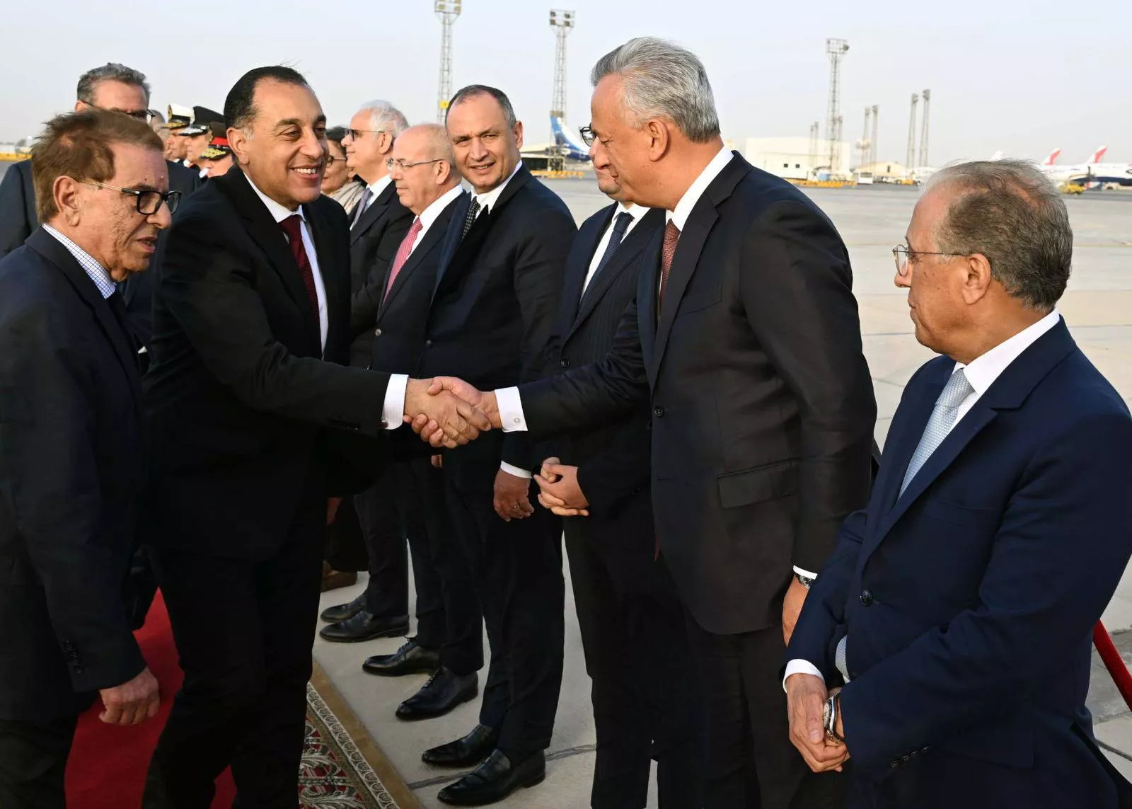 رئيس الوزراء يستقبل نظيره المغربي في مطار القاهرة الدولي