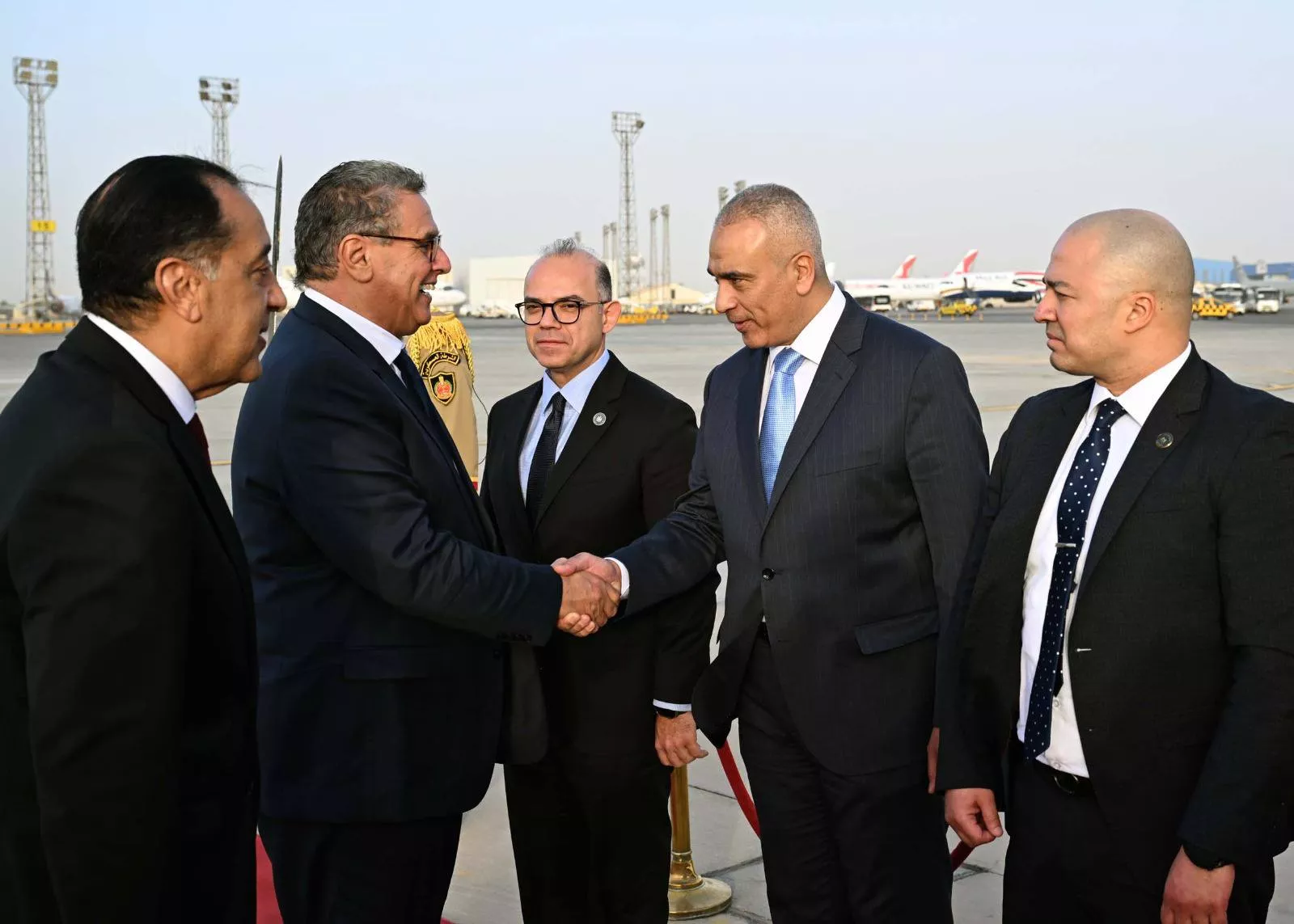 رئيس الوزراء يستقبل نظيره المغربي في مطار القاهرة الدولي