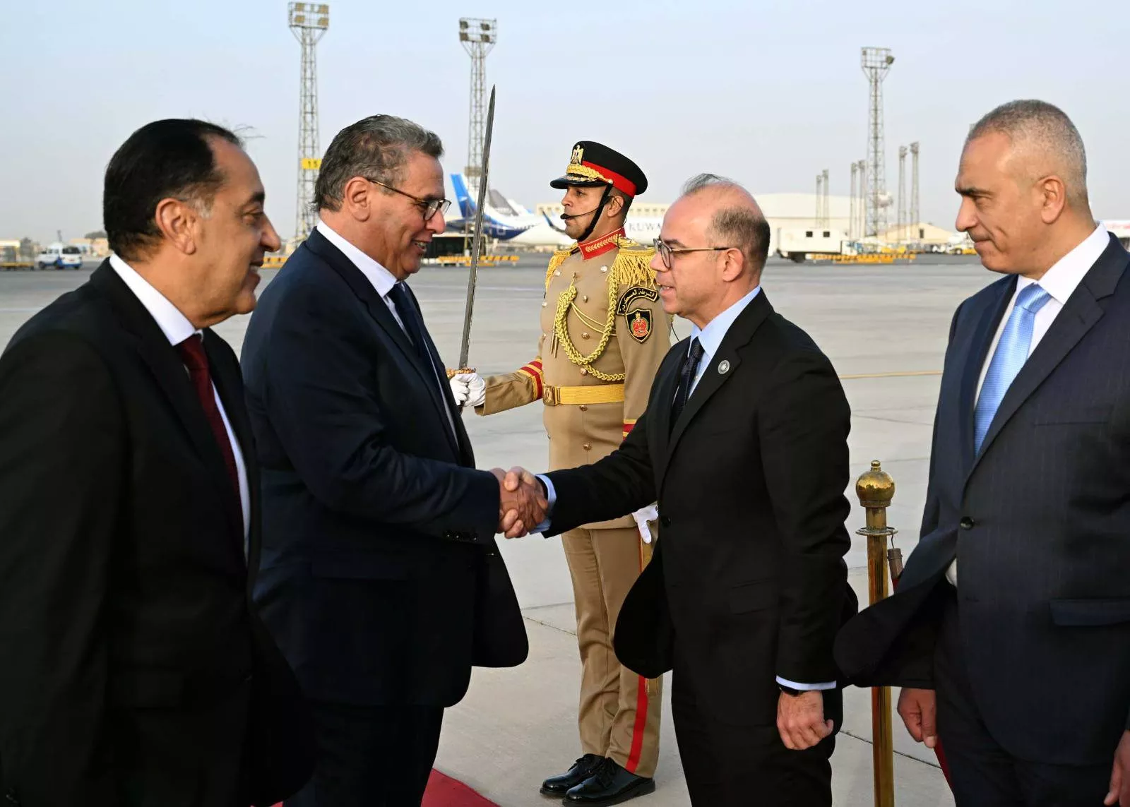 رئيس الوزراء يستقبل نظيره المغربي في مطار القاهرة الدولي
