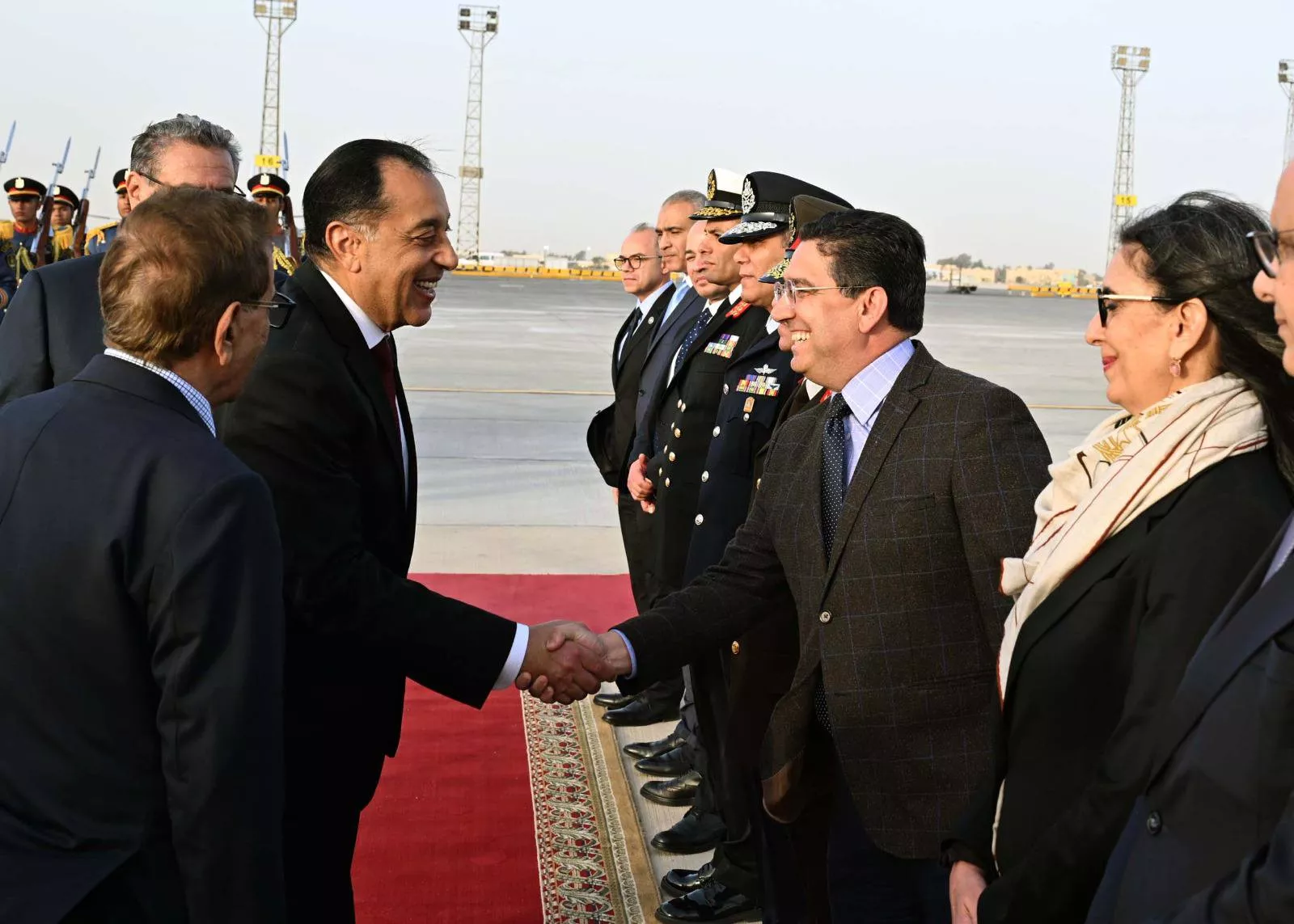 رئيس الوزراء يستقبل نظيره المغربي في مطار القاهرة الدولي
