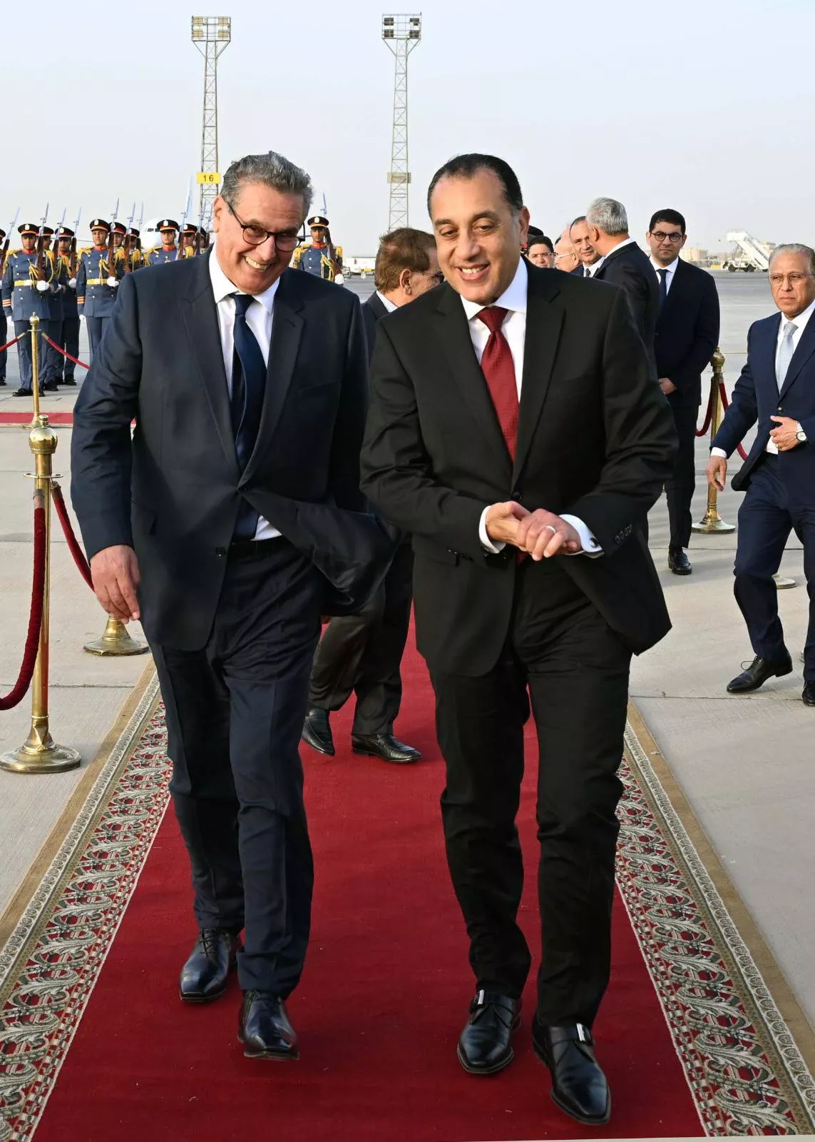 رئيس الوزراء يستقبل نظيره المغربي في مطار القاهرة الدولي