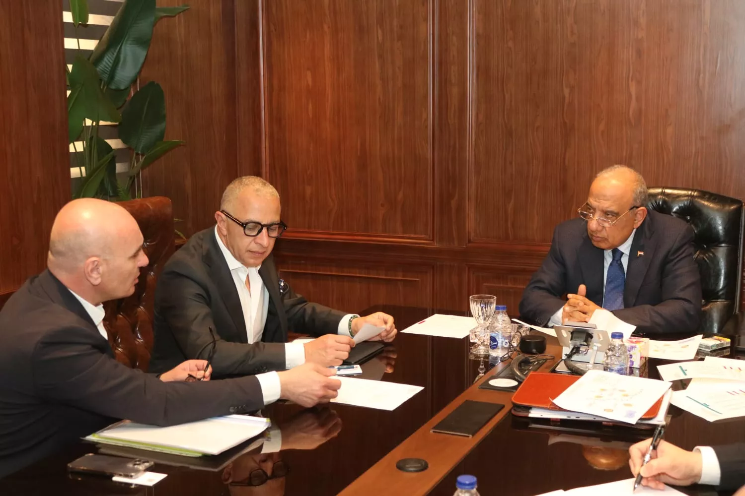 وزير الكهرباء مع رئيس شركة السويدي اليكتريك