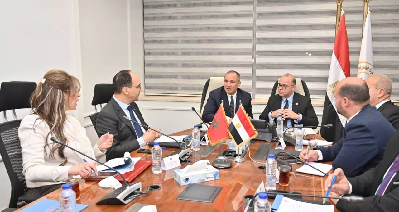 وزير الاستثمار يجري مباحثات مع وزير التجارة المغربي