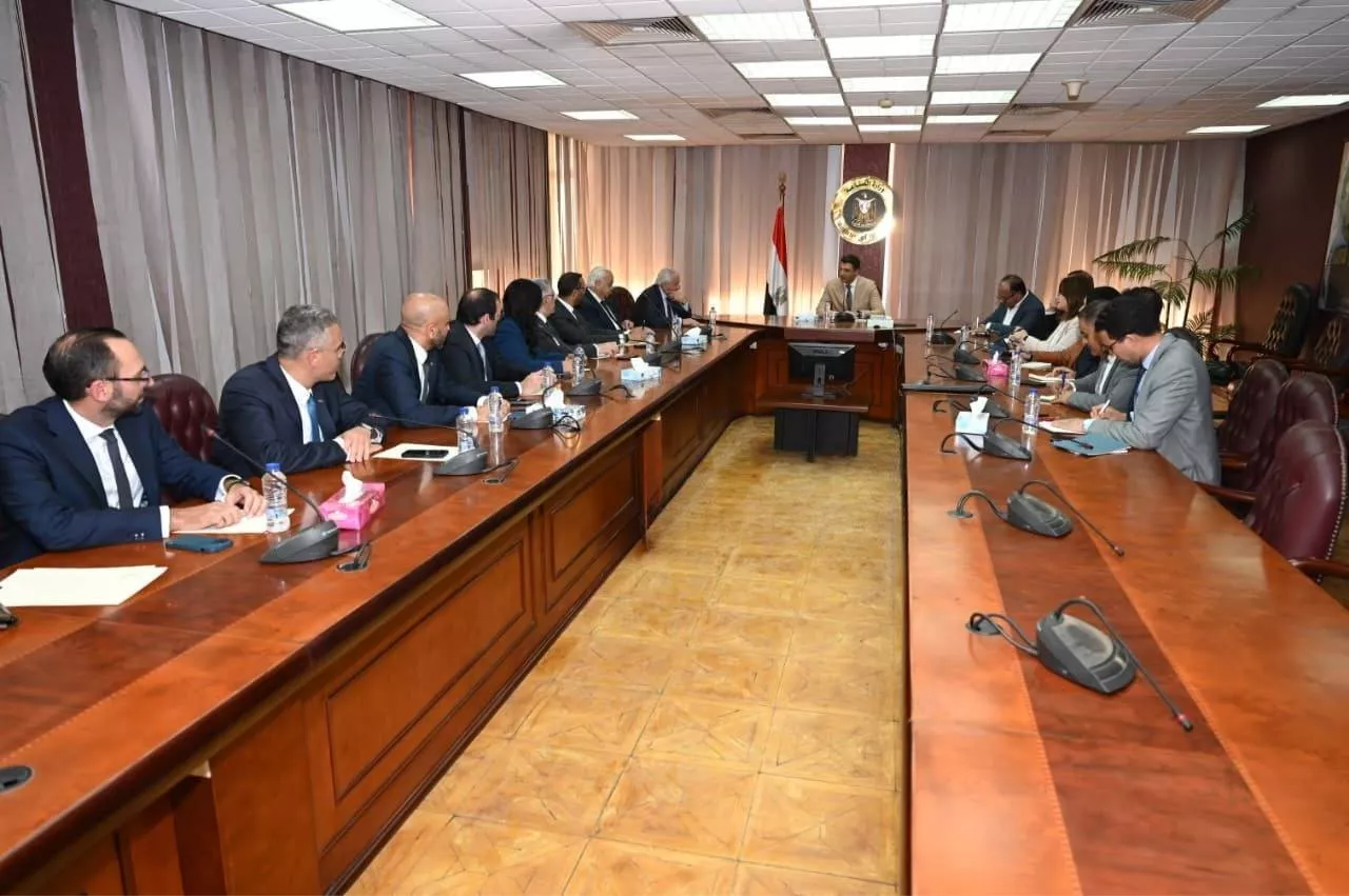 وزير الصناعة يجتمع مع وفد غرفة التجارة الأمريكية