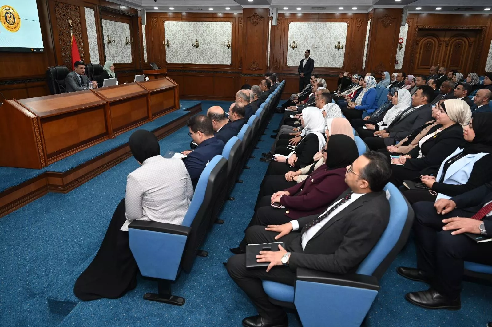 وزير الصناعة يلتقي قيادات وموظفي الهيئة العامة للتنمية الصناعية
