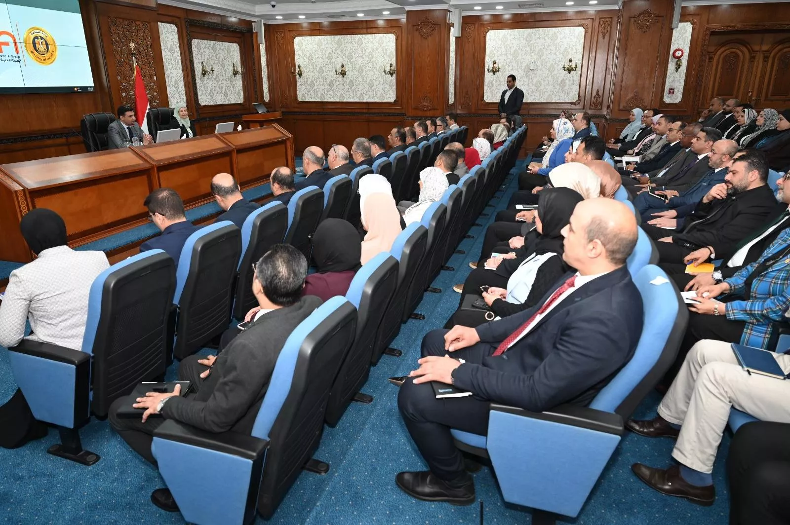 وزير الصناعة يلتقي قيادات وموظفي الهيئة العامة للتنمية الصناعية