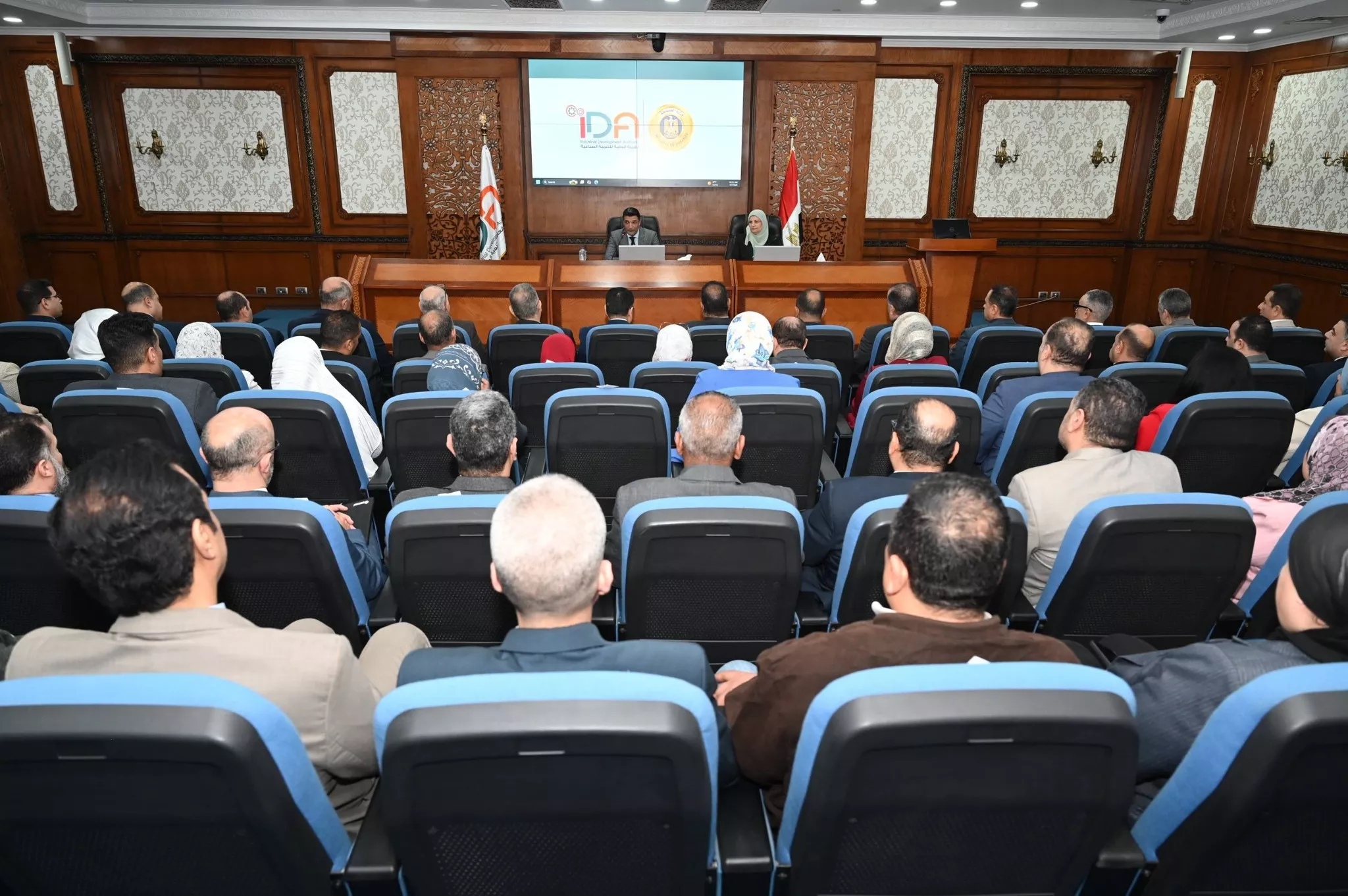 وزير الصناعة يلتقي قيادات وموظفي الهيئة العامة للتنمية الصناعية