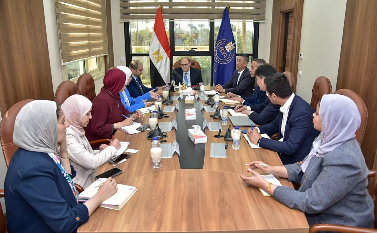 رئيس هيئة الدواء يلتقي وفداً من شركة ترايمف جونهنغ الصينية