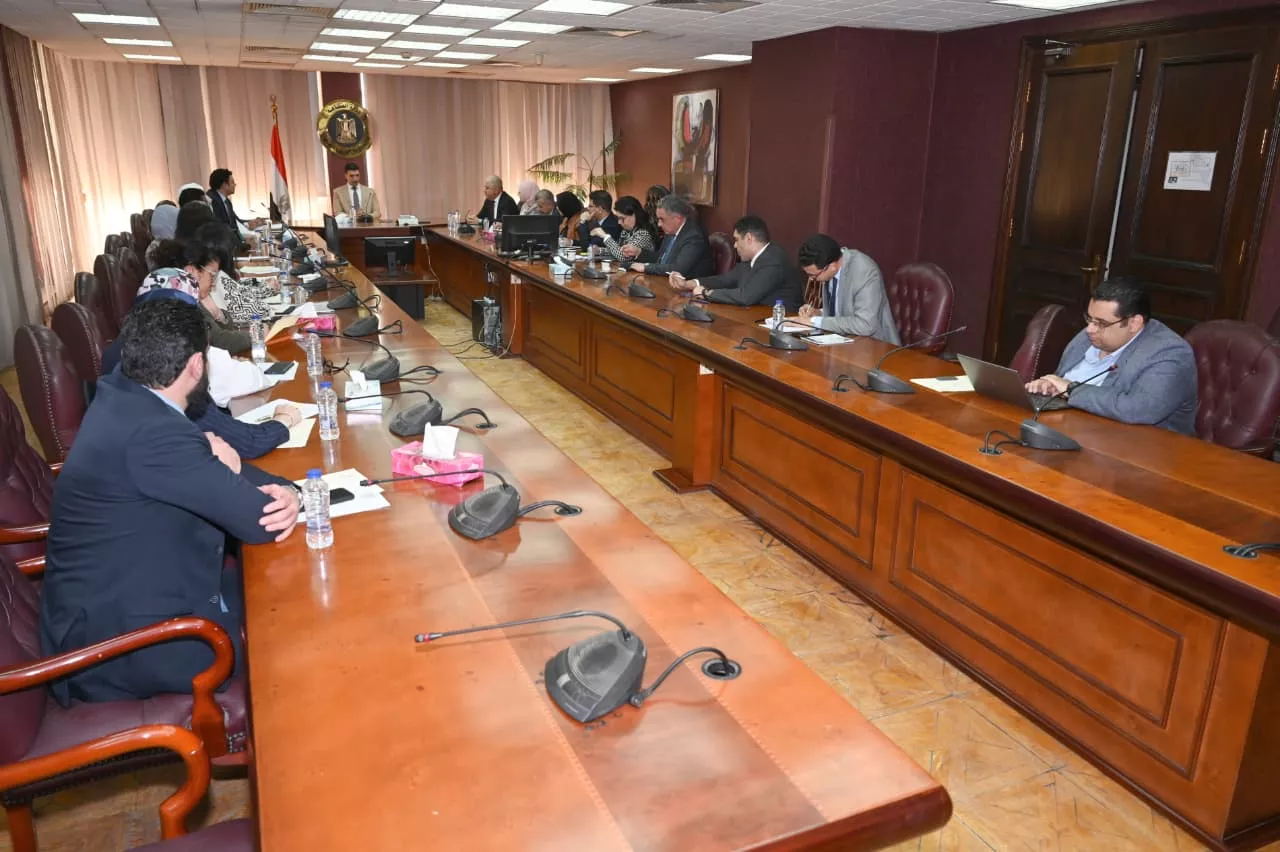 وزير الصناعة يبحث سبل النهوض بالصناعات الحرفية والتراثية