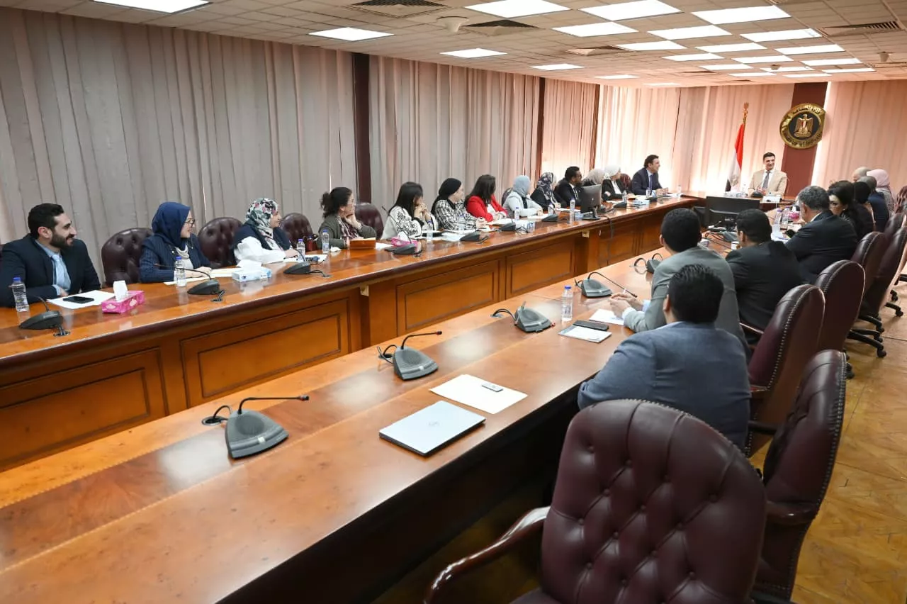 وزير الصناعة يبحث سبل النهوض بالصناعات الحرفية والتراثية