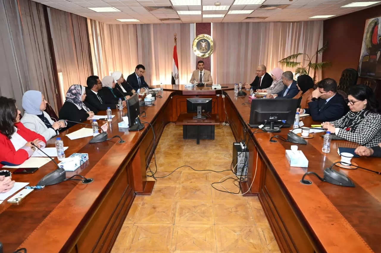 وزير الصناعة يبحث سبل النهوض بالصناعات الحرفية والتراثية