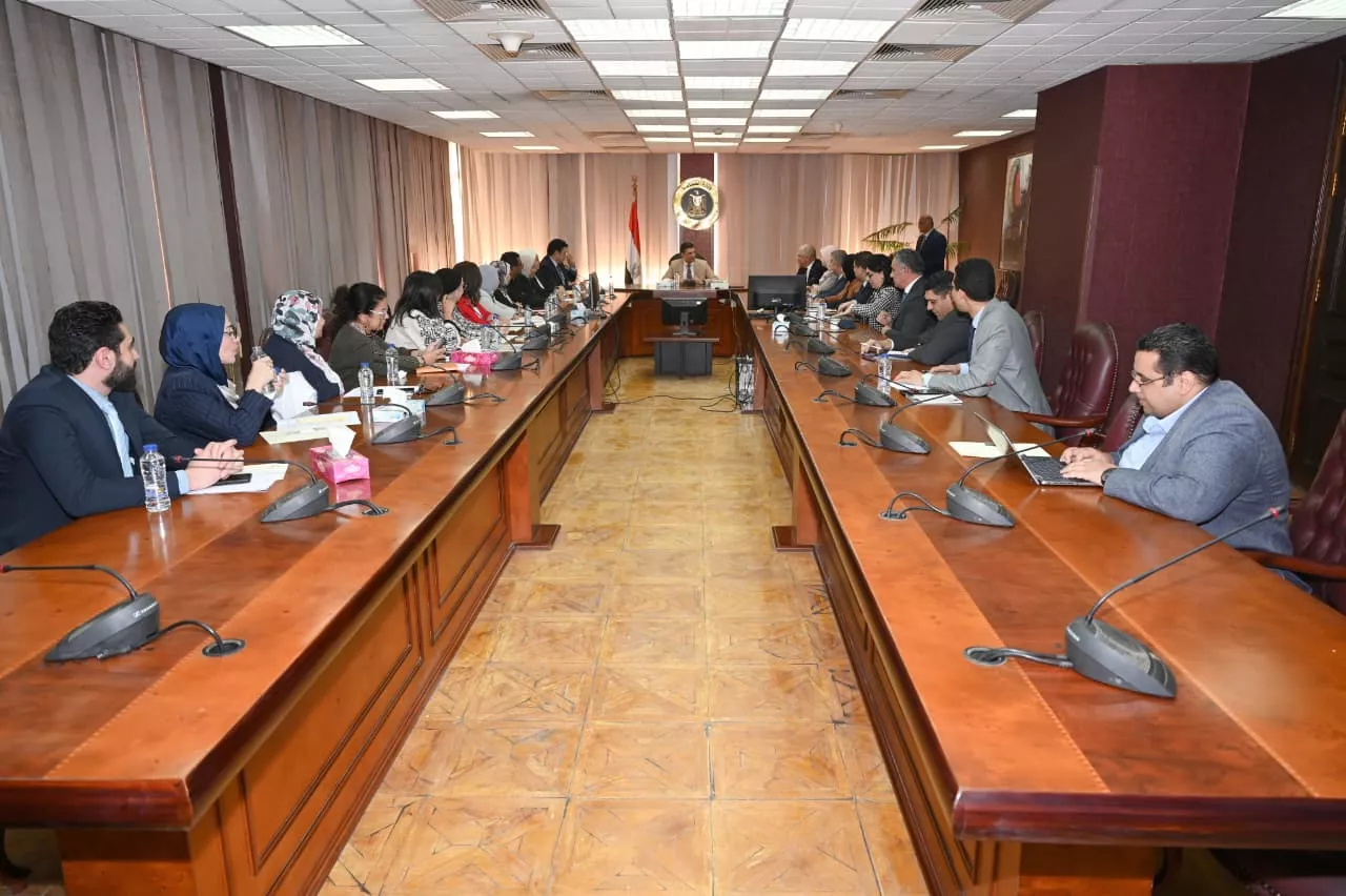 وزير الصناعة يبحث سبل النهوض بالصناعات الحرفية والتراثية