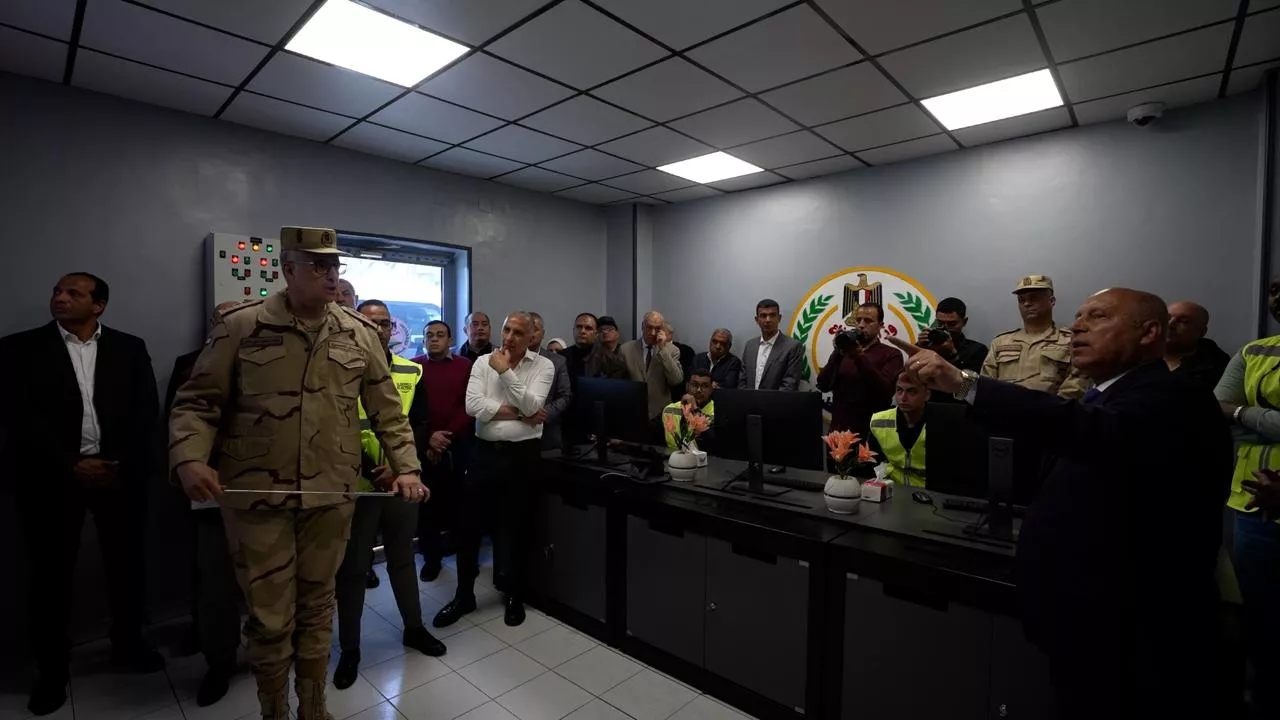 وزير النقل يجري جولة تفقدية بمشروع منظومة النقل الذكي 