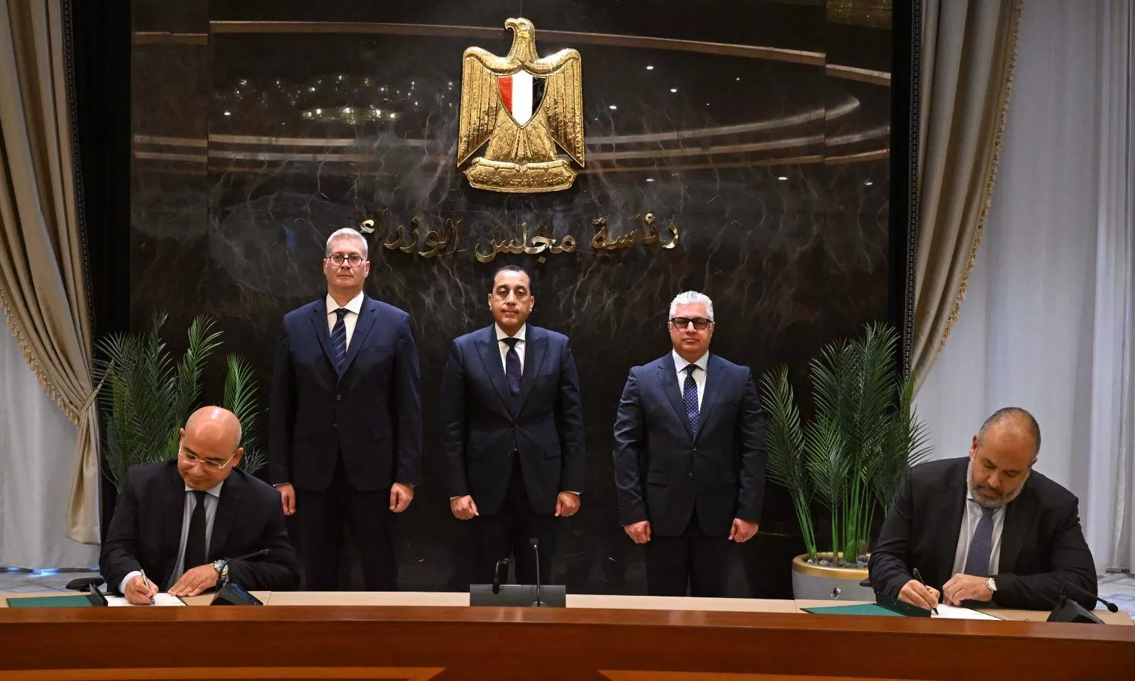 رئيس مجلس الوزراء يشهد توقيع عقد مشروع بولي سيرف
