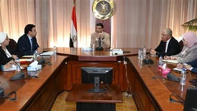 وزير الصناعة يبحث سبل النهوض بالصناعات الحرفية والتراثية وزيادة التنافسية بالأسواق الخارجية