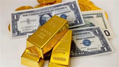 أسعار الذهب تتراجع من أعلى مستوياتها في شهر مع ارتفاع الدولار