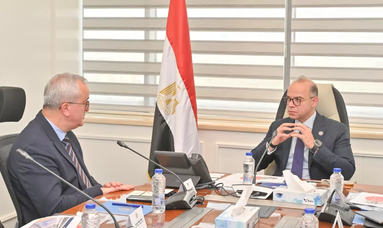 وزير الاستثمار يجتمع مع مسؤولي شركة ألستوم