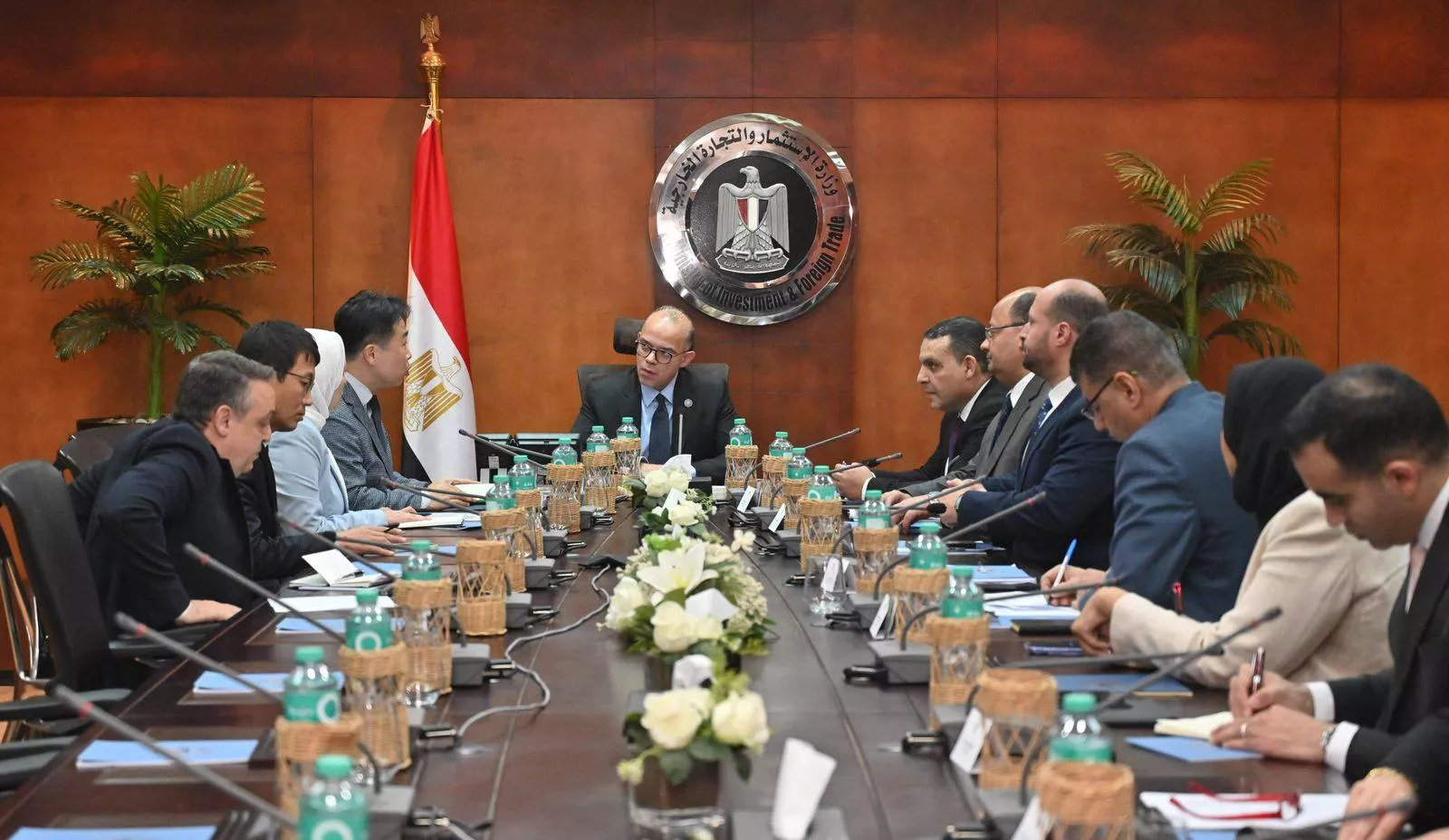 وزير الاستثمار يجتمع مع قيادات سامسونج وإل جي