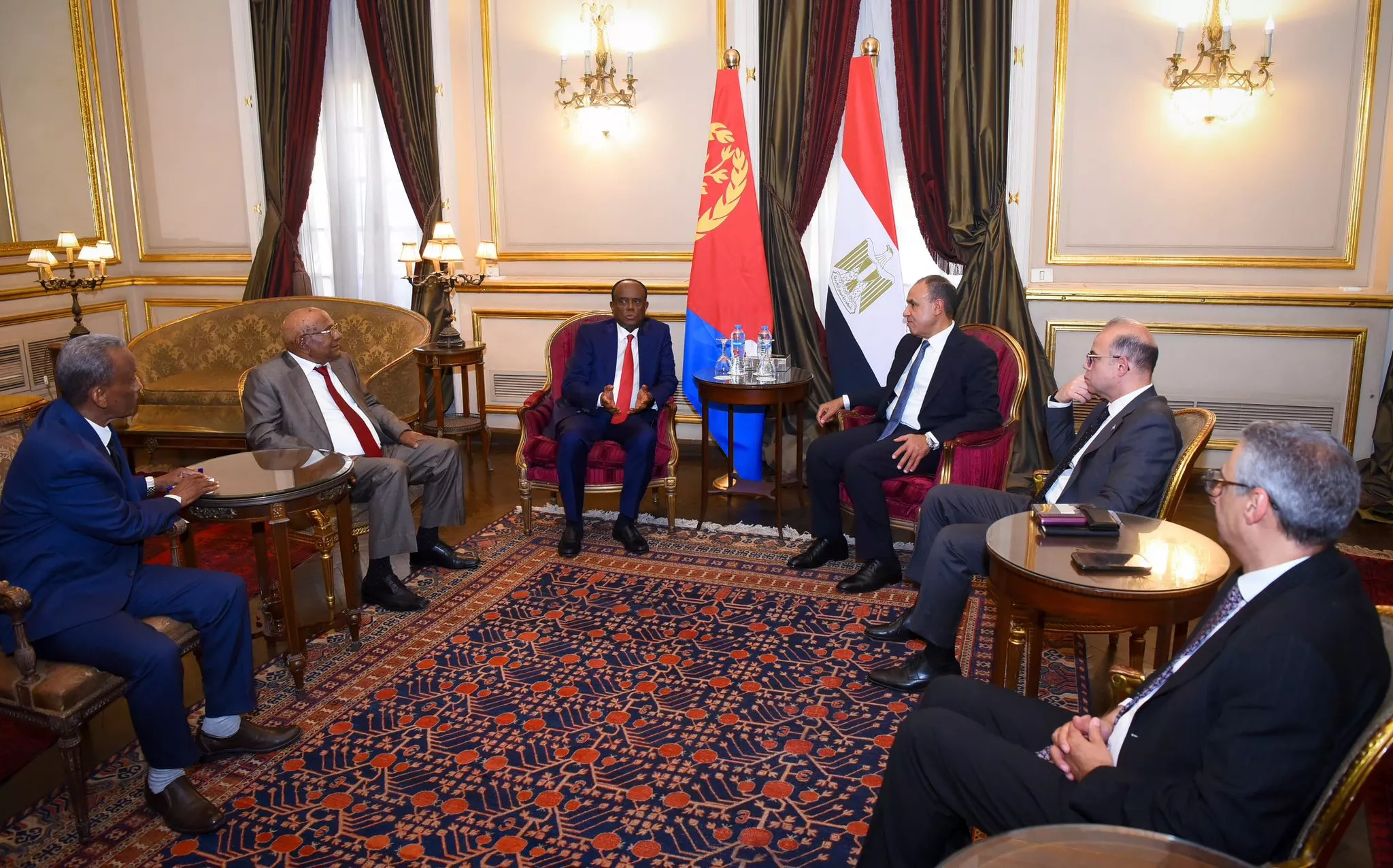 وزيرا الخارجية والاستثمار مع مستشار الرئيس الإريتري 