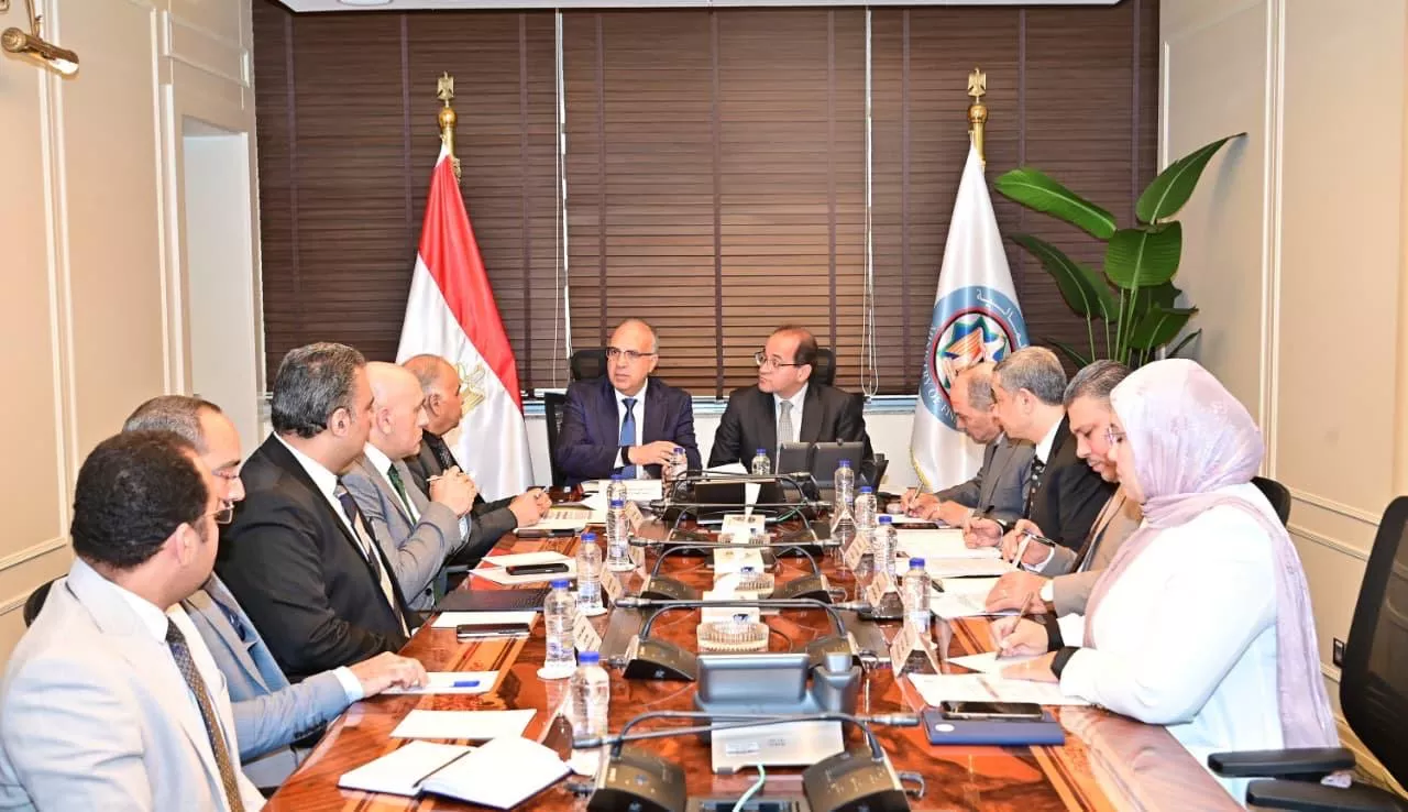 وزير المالية في اجتماع مع وزير الموارد المائية والري