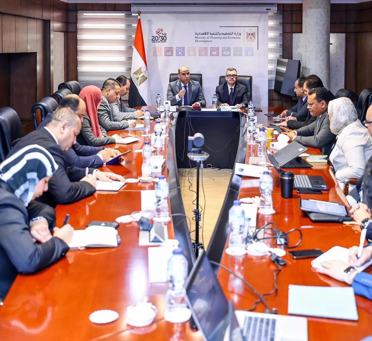وزير التخطيط في اجتماع مع وزير العمل