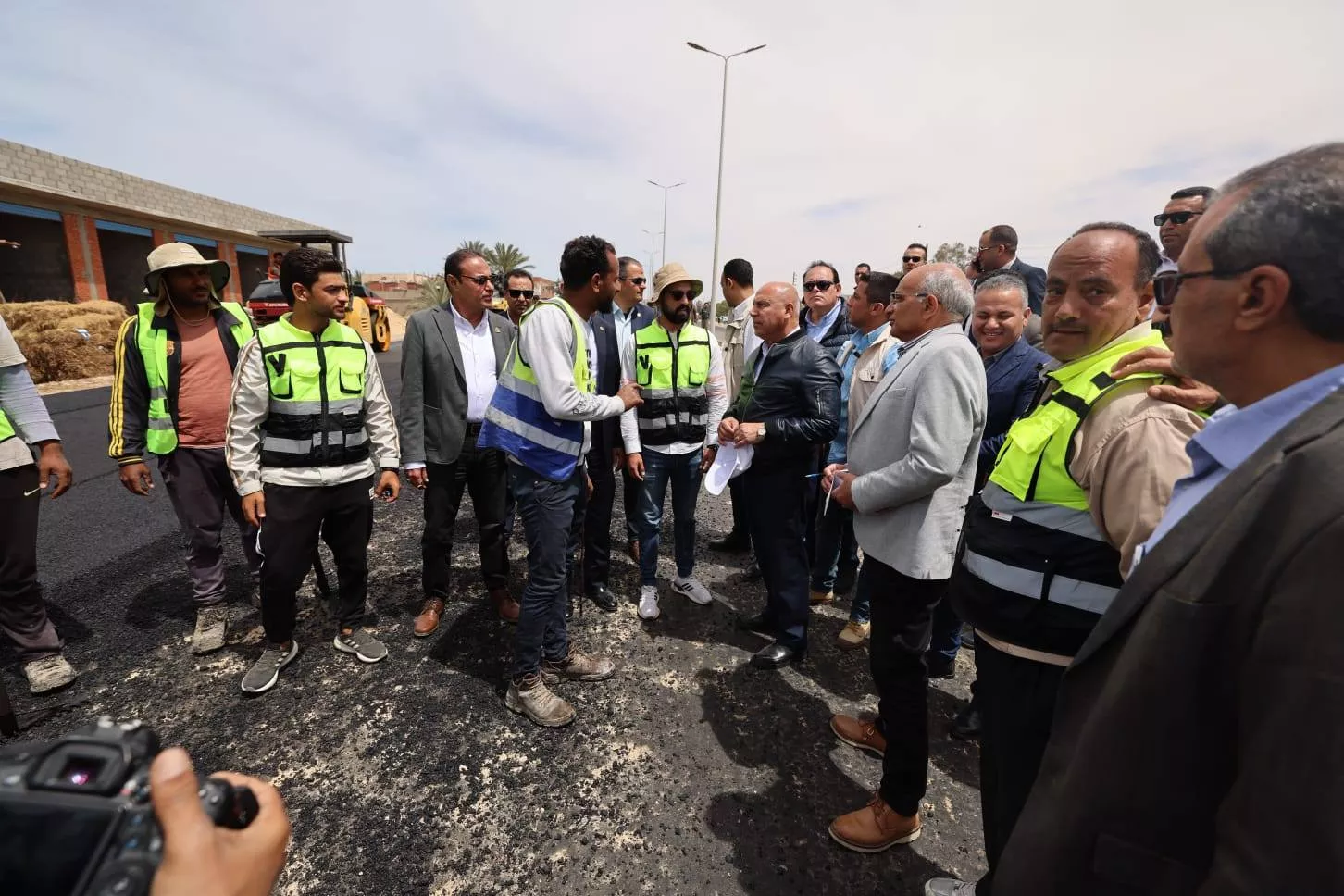 وزير النقل يتفقد مواقع العمل بالطريق الساحلي