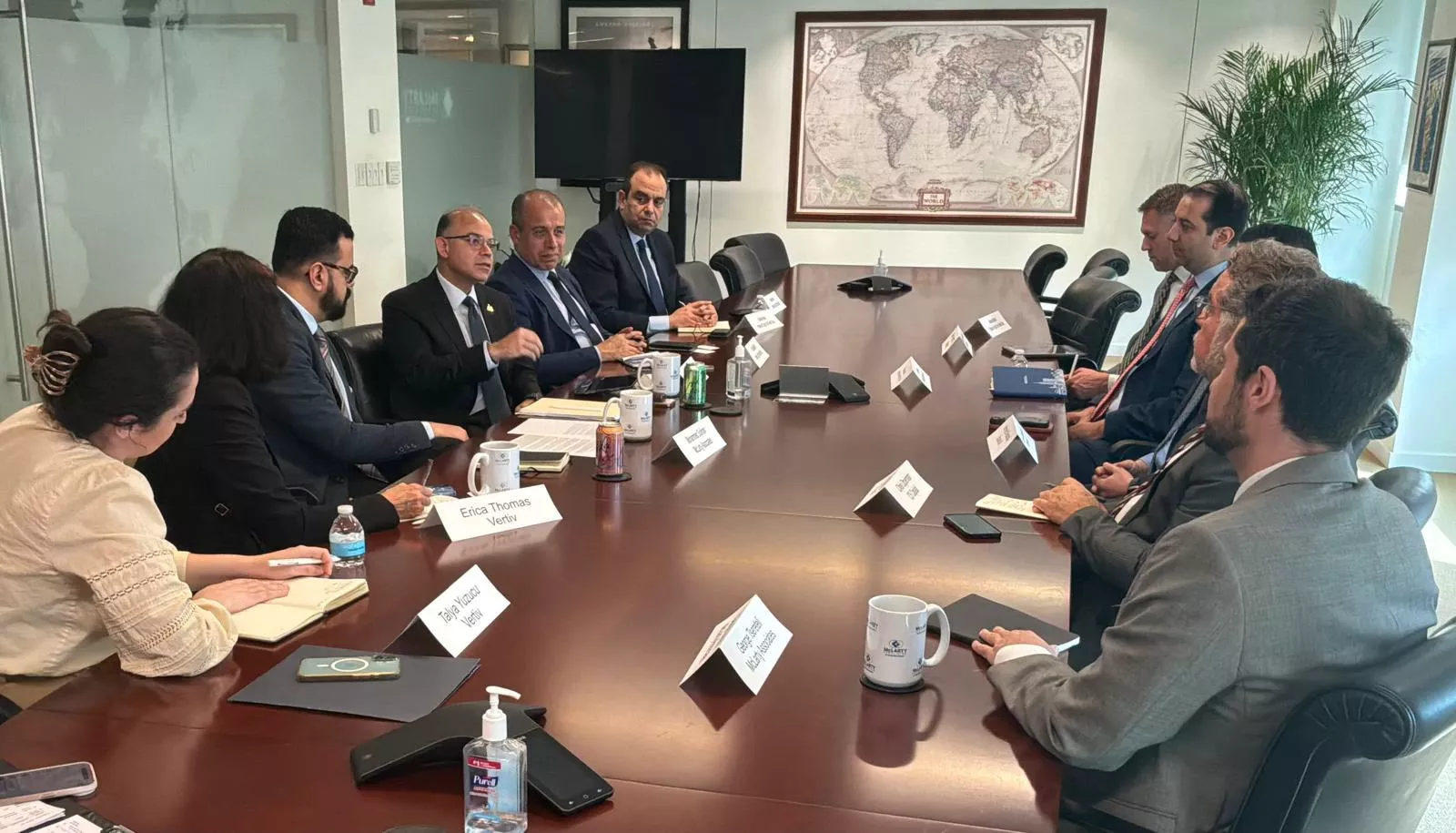 محمد فريد يترأس مائدة مستديرة بمقر شركة McLarty Associates