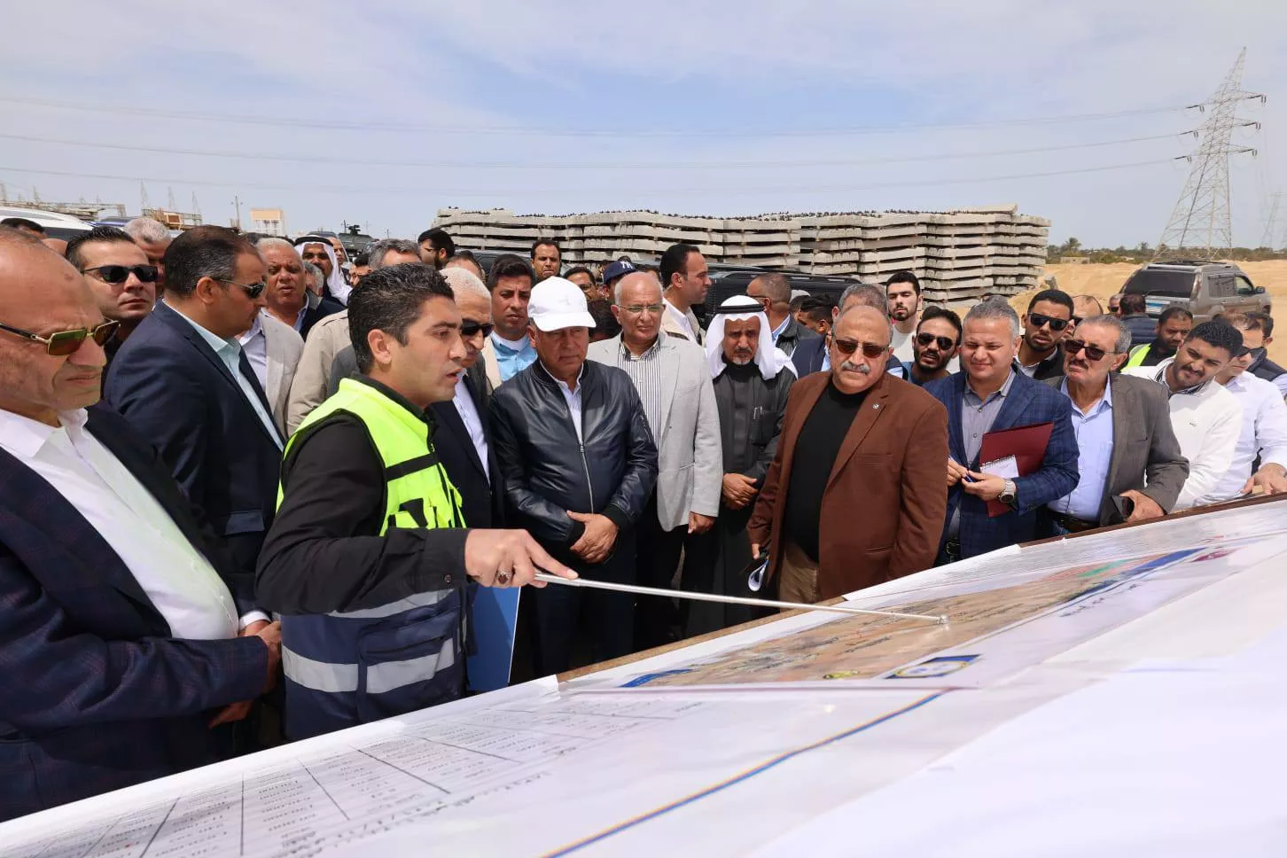 وزير النقل يتفقد مشروع قطار التنمية بسيناء