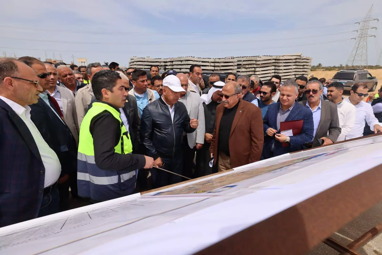 وزير النقل يتفقد مشروع قطار التنمية بسيناء