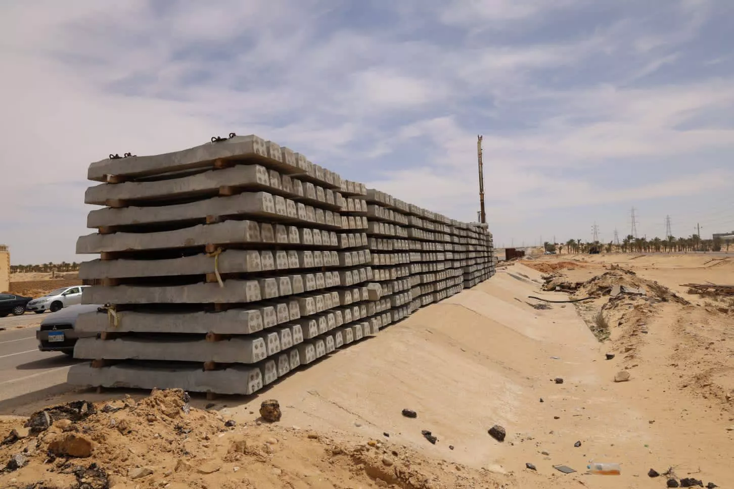 وزير النقل يتفقد مشروع قطار التنمية بسيناء