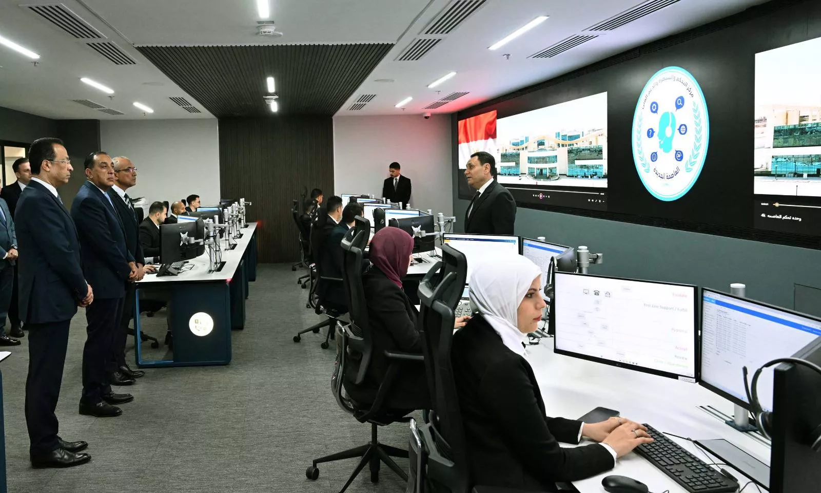 رئيس الوزراء يتفقد مركز التحكم والسيطرة والدعم الفني 