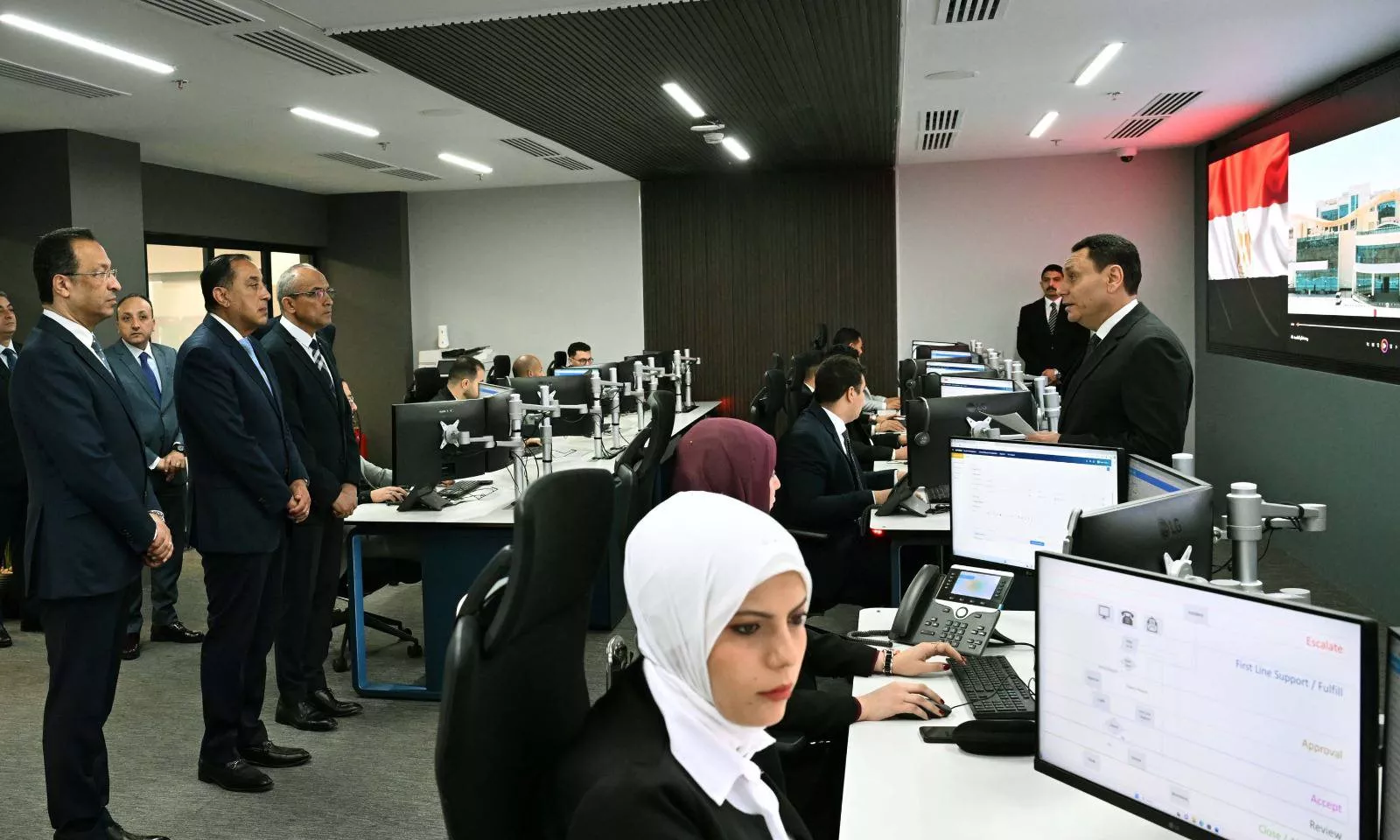 رئيس الوزراء يتفقد مركز التحكم والسيطرة والدعم الفني 