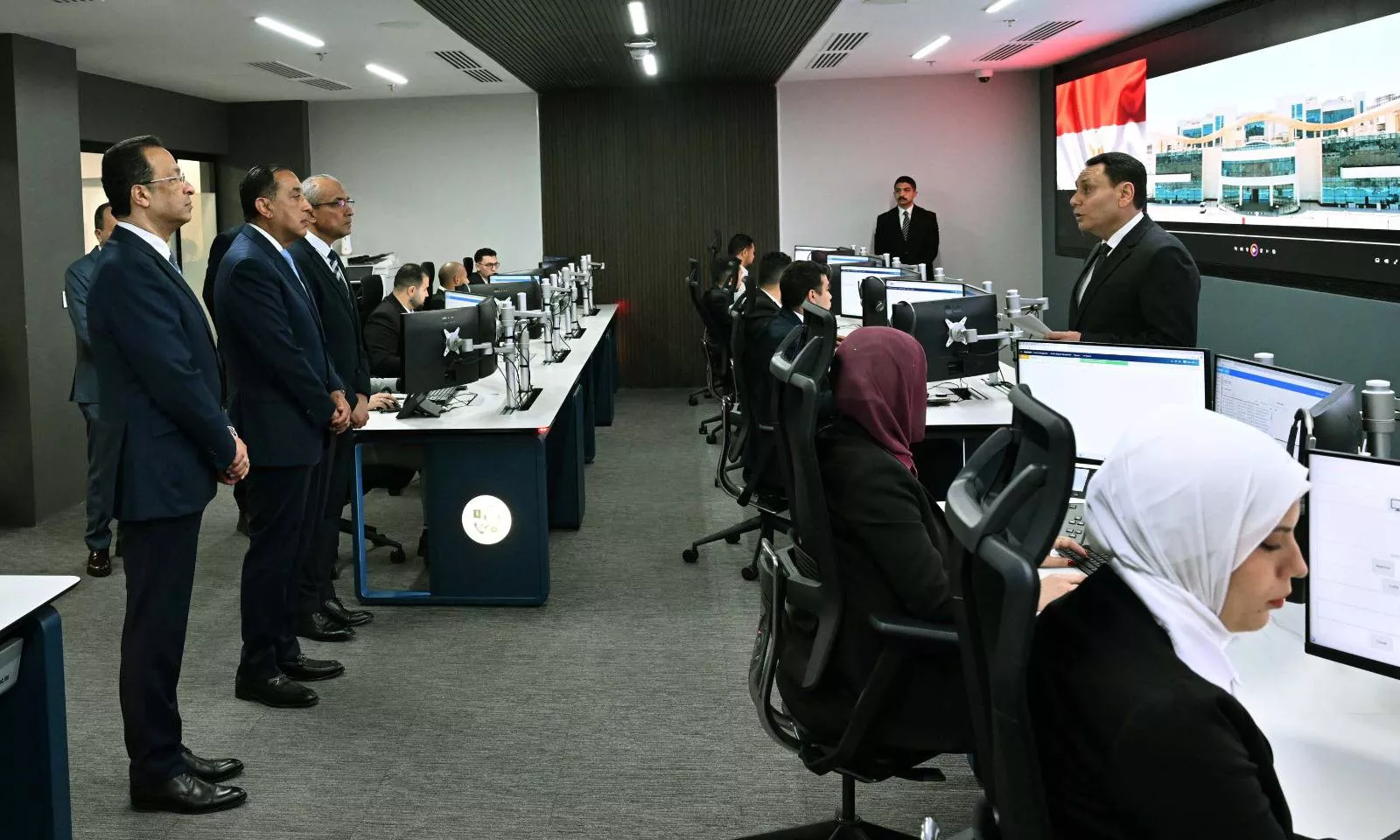 رئيس الوزراء يتفقد مركز التحكم والسيطرة والدعم الفني 