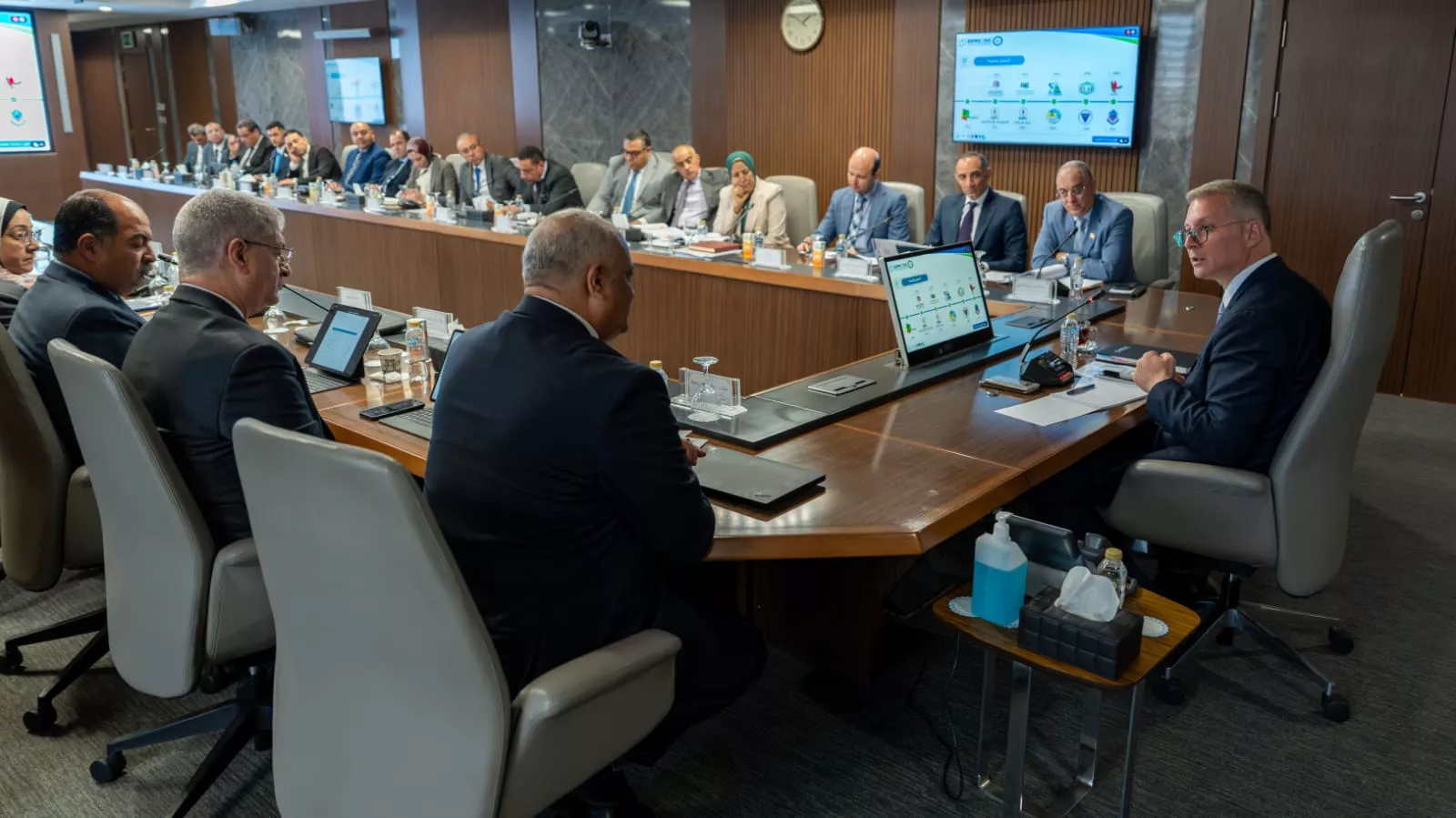 وزير البترول يجتمع مع رئيس الشركة المصرية لتشغيل وصيانة المشروعات إيبروم