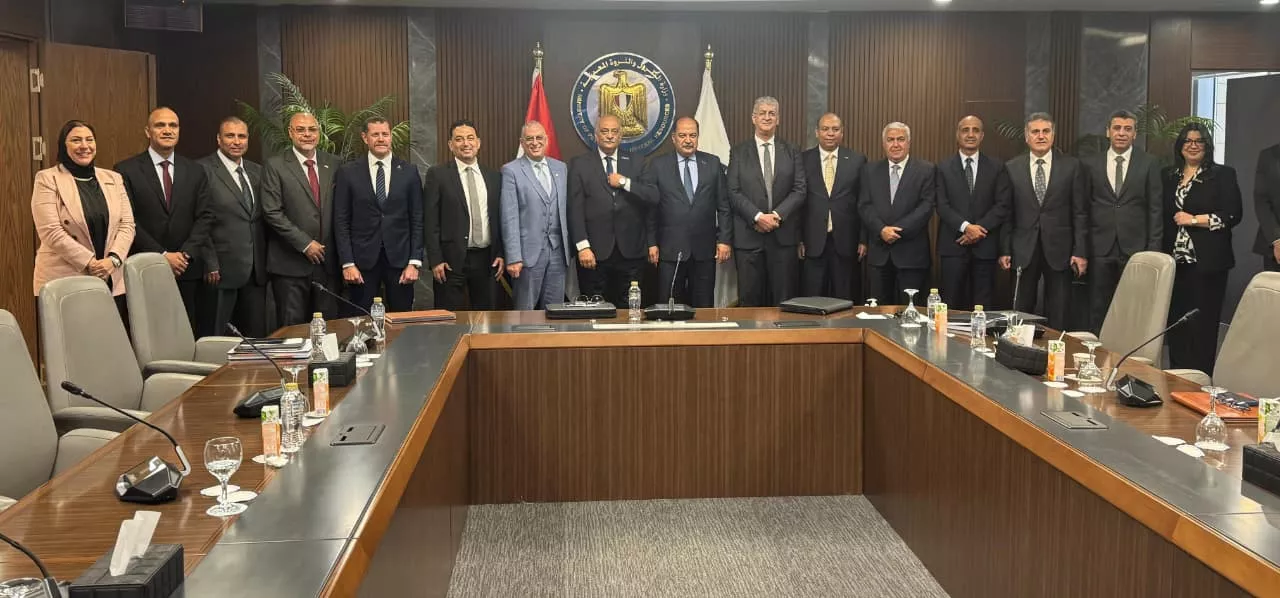 وزير البترول يجتمع مع رئيس الشركة المصرية لتشغيل وصيانة المشروعات إيبروم