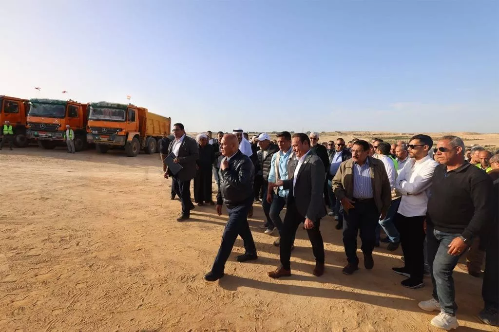 وزير النقل يتفقد مواقع مشروع تطوير وتوسعة ميناء العريش