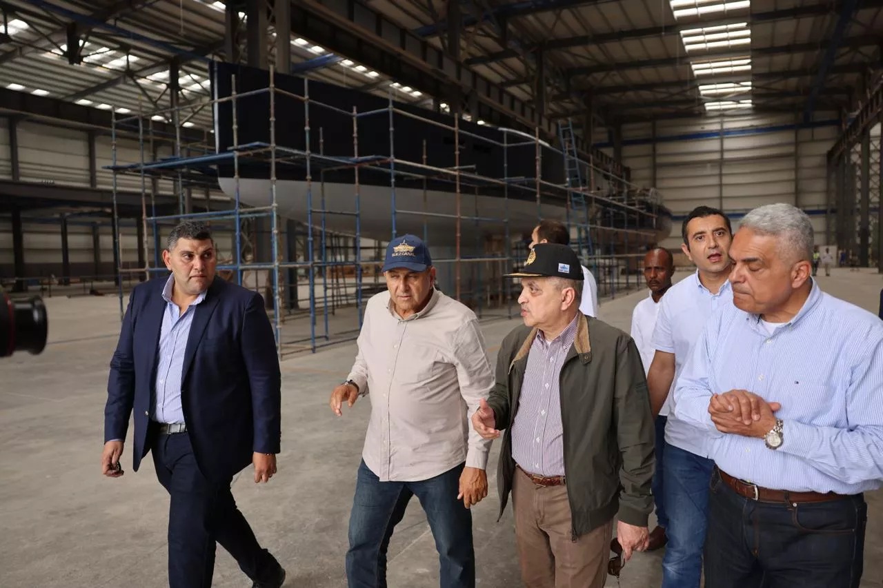 الفريق أسامة ربيع يتفقد أعمال بناء قاطرات عزم