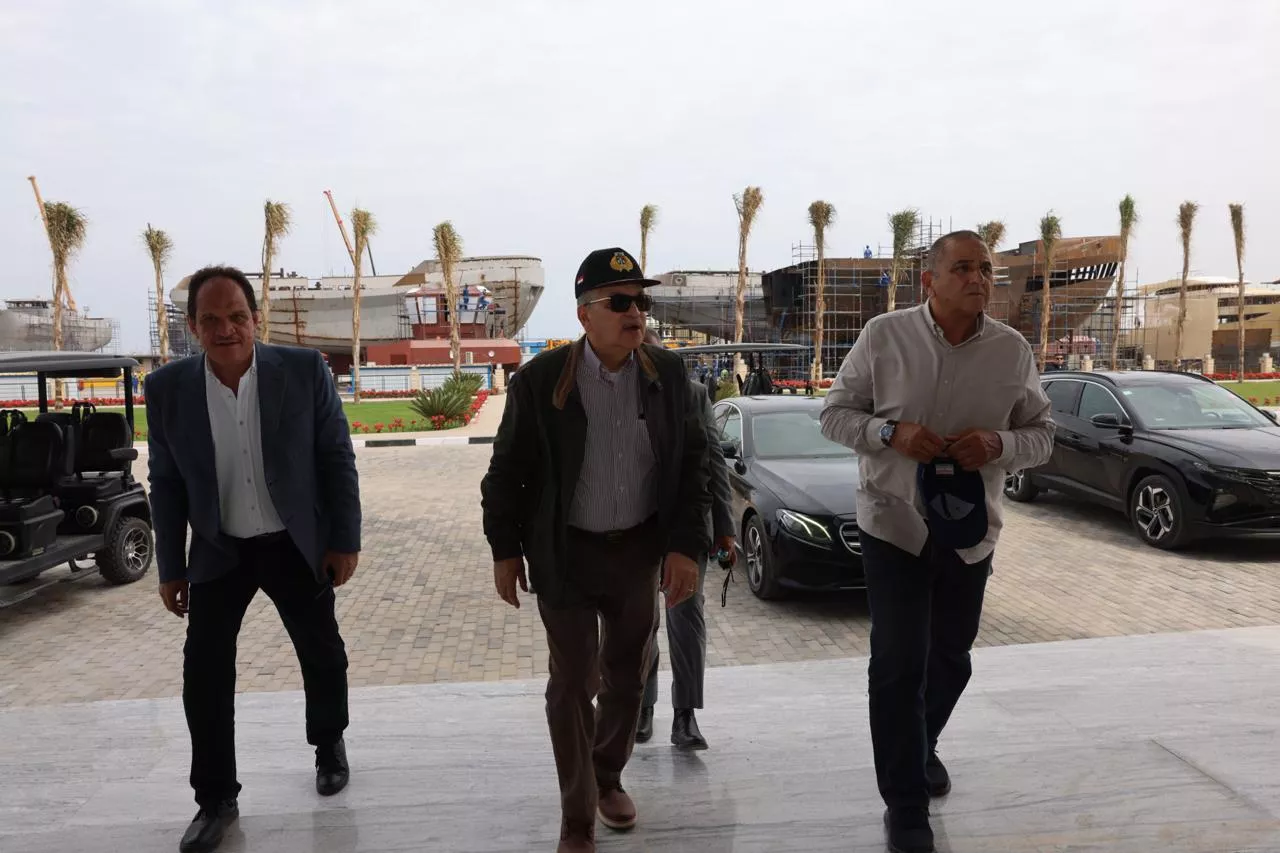 الفريق أسامة ربيع يتفقد أعمال بناء قاطرات عزم