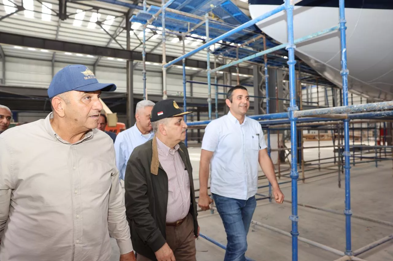 الفريق أسامة ربيع يتفقد أعمال بناء قاطرات عزم