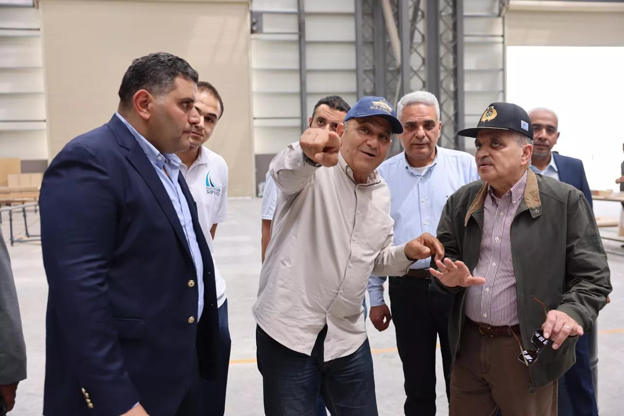 الفريق أسامة ربيع يتفقد أعمال بناء قاطرات عزم