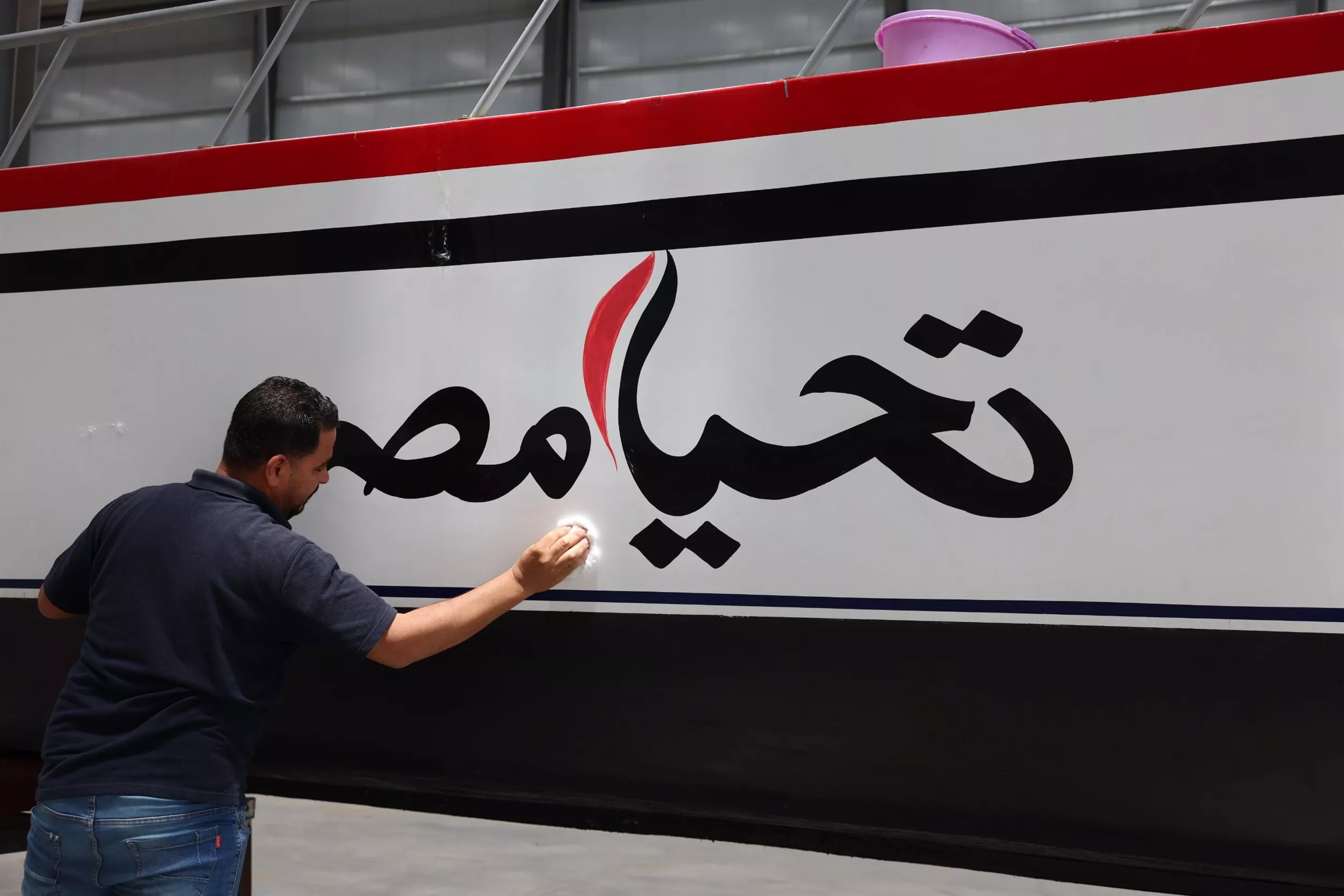 الفريق أسامة ربيع يتفقد أعمال بناء قاطرات عزم