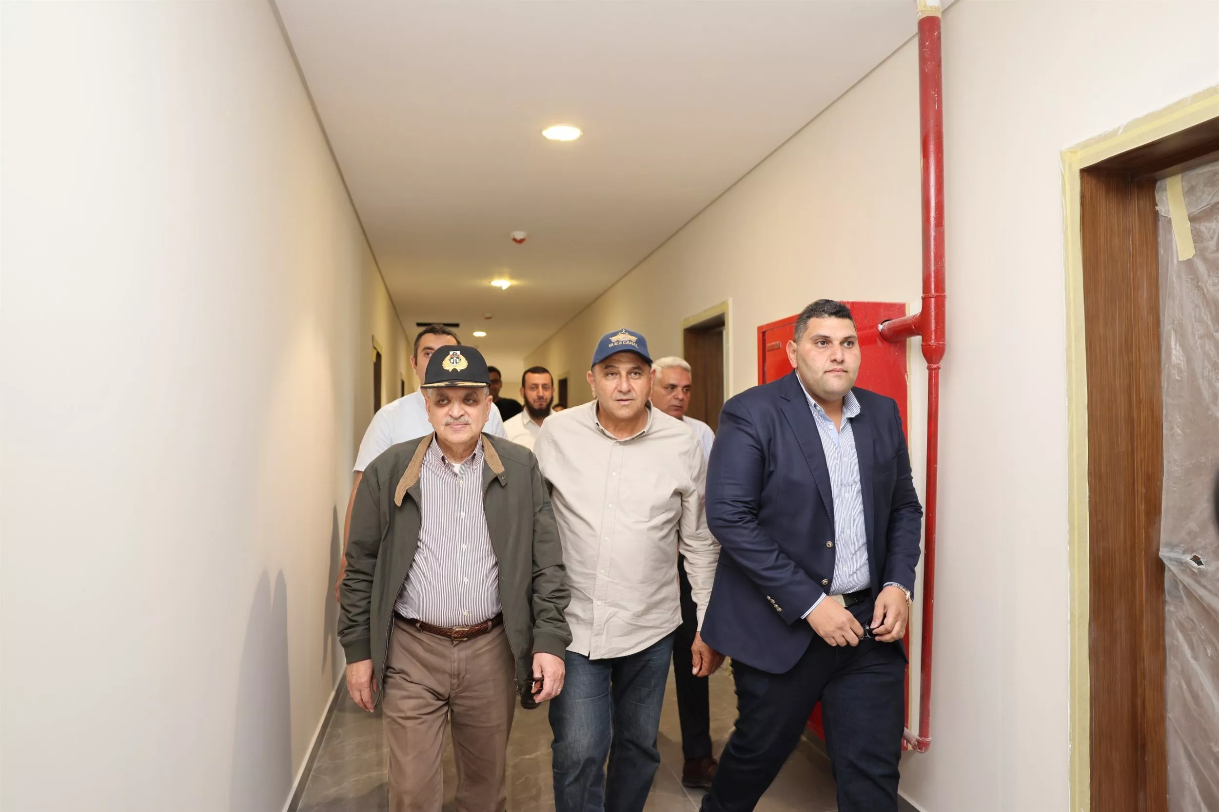 الفريق أسامة ربيع يتفقد أعمال بناء قاطرات عزم