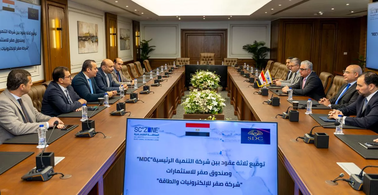 رئيس اقتصادية قناة السويس يشهد توقيع عقود 3 مشروعات