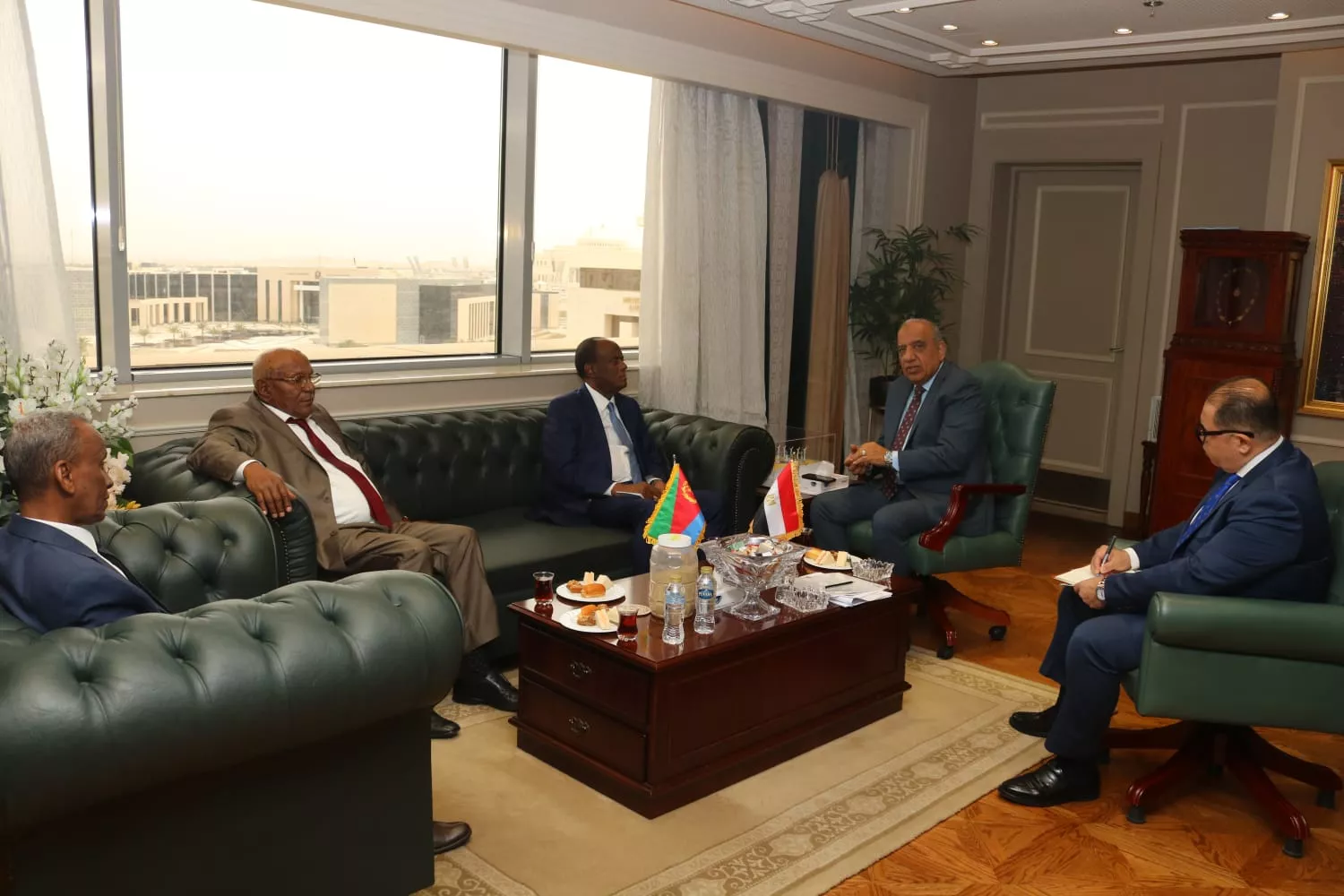 عصمت يبحث تعزيز التعاون في مجالات الكهرباء مع اريتريا 