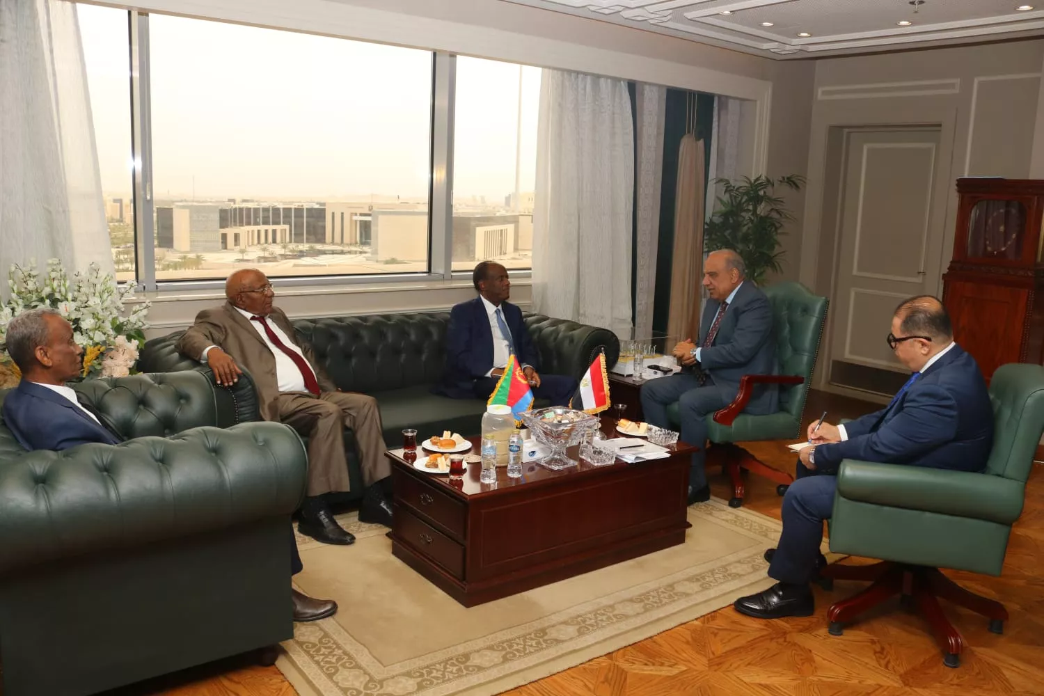 عصمت يبحث تعزيز التعاون في مجالات الكهرباء مع اريتريا 