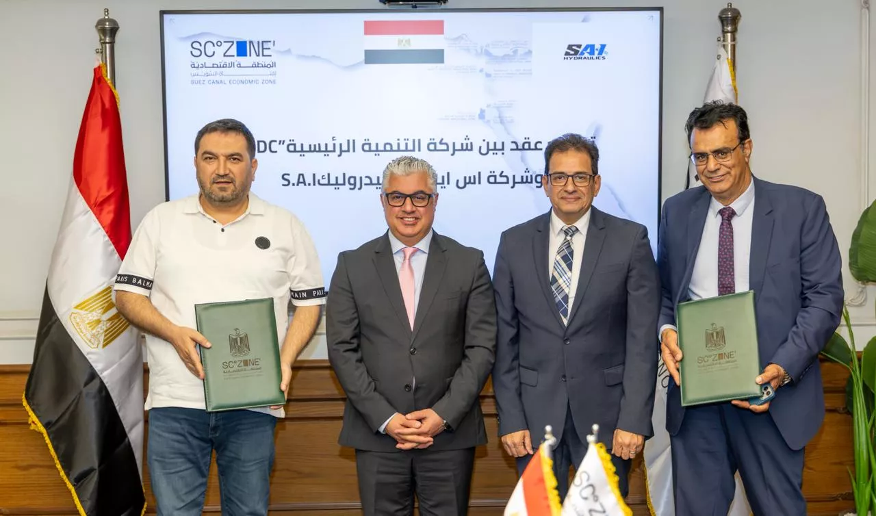 رئيس اقتصادية قناة السويس يشهد توقيع عقد SAI HYDRAULIC