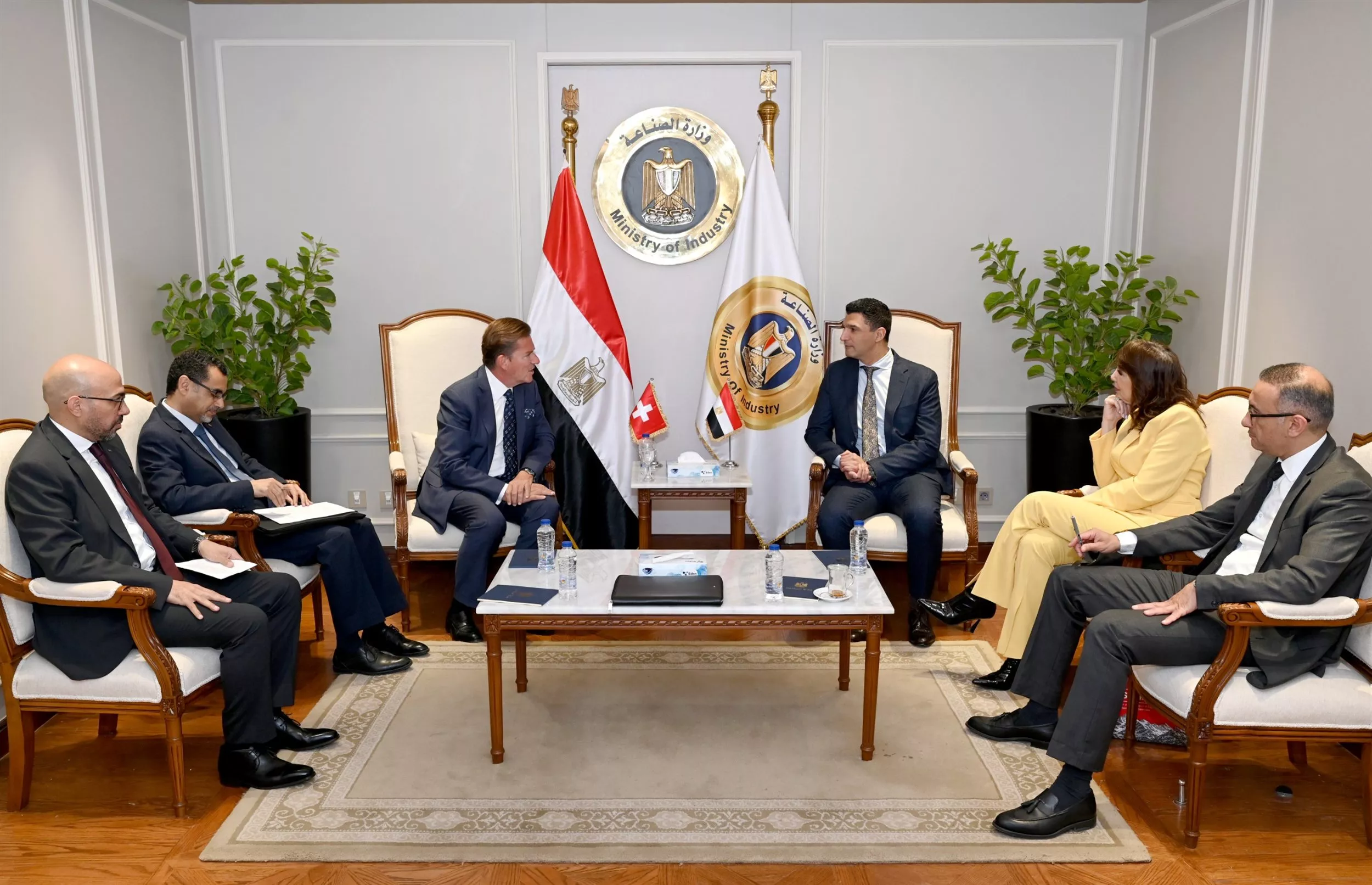 وزير الصناعة يجتمع مع سفير سويسرا